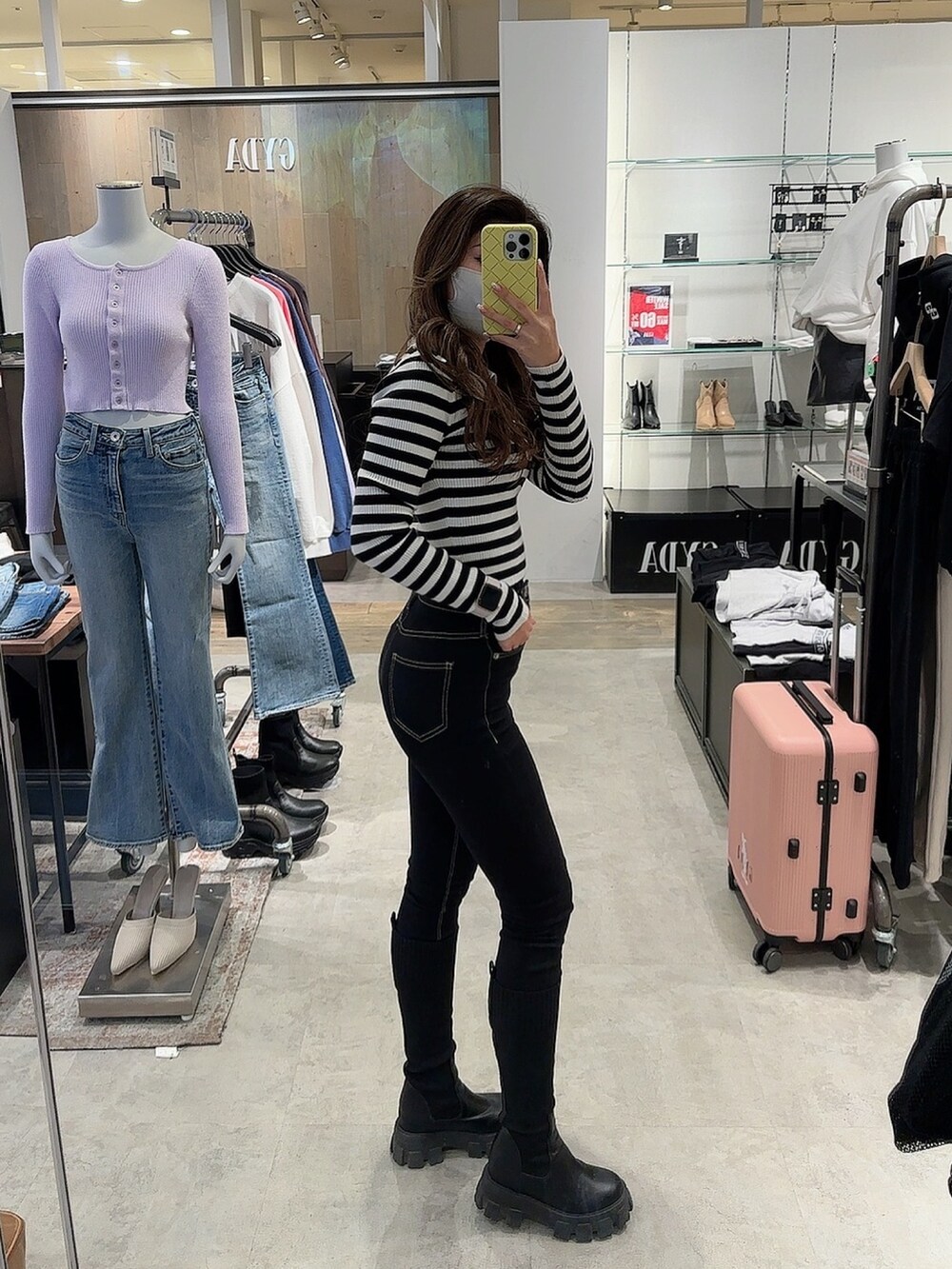 その他のニット/セーター、ブラック系のデニムパンツ、ブラック系のブーツを着用したレディースの冬コーディネートの2枚目の写真