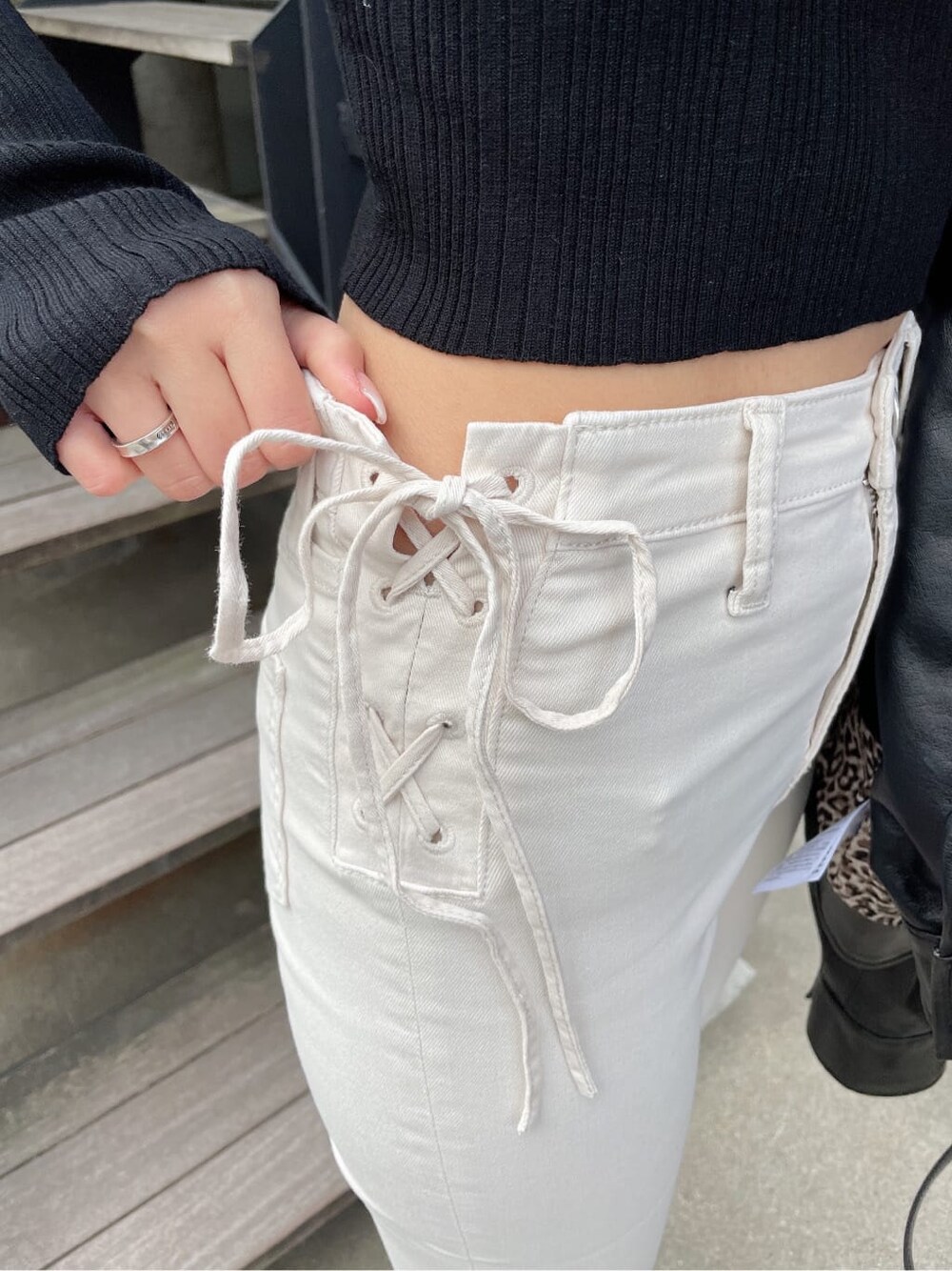 ブラック系のハンドバッグ、ブラック系のパンプス、ブラック系のライダースジャケットを着用したレディースの冬コーディネートの9枚目の写真