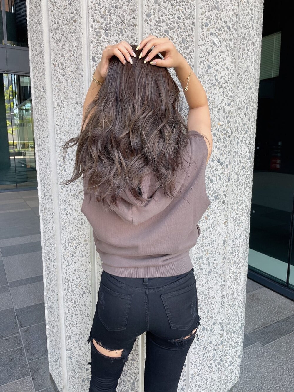 ブラック系のチノパンツ、グレー系のTシャツ/カットソーを着用したレディースの夏コーディネートの6枚目の写真