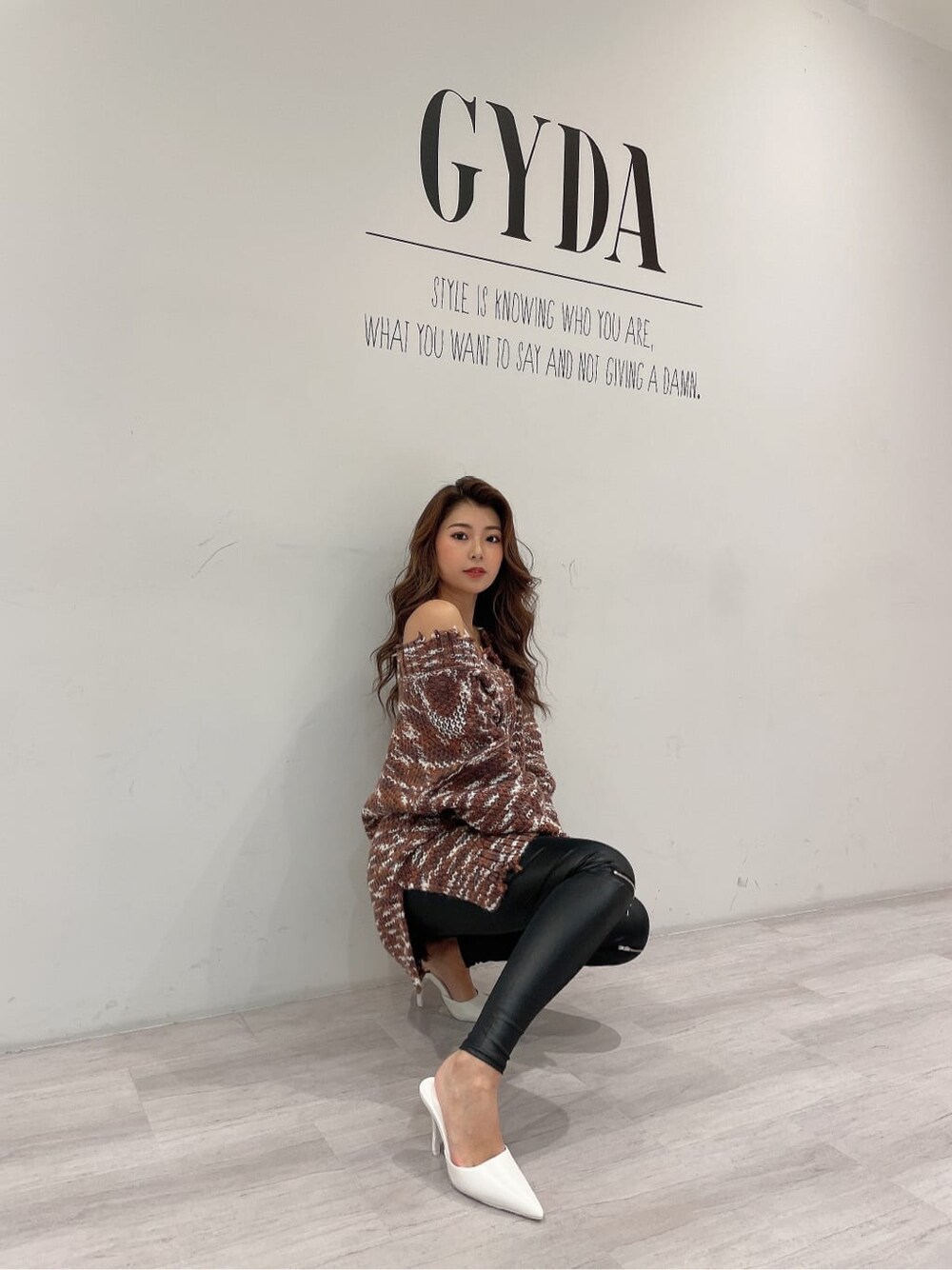 ホワイト系のパンプス、ブラウン系のニット/セーター、ブラック系のその他パンツを着用したレディースの秋コーディネートの2枚目の写真