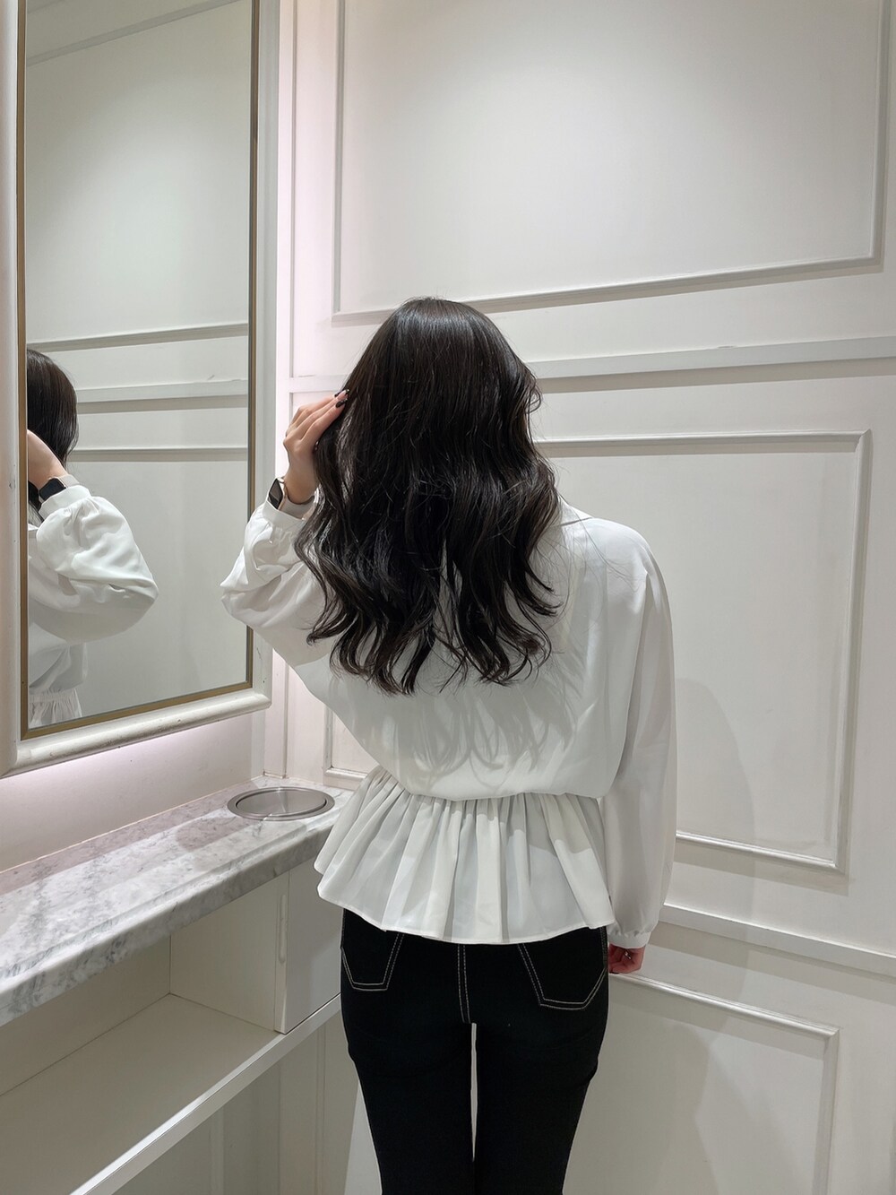 ホワイト系のシャツ/ブラウス、ブラック系のデニムパンツ、ホワイト系のハンドバッグを着用したレディースの冬コーディネートの8枚目の写真