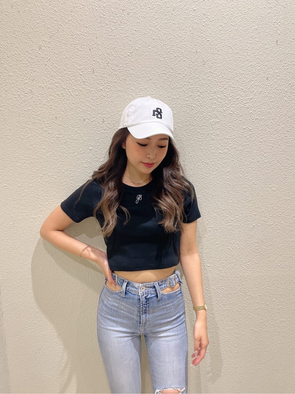 ホワイト系のパンプス、ブルー系のデニムパンツ、ブラック系のTシャツ/カットソーを着用したレディースの夏コーディネートの5枚目の写真