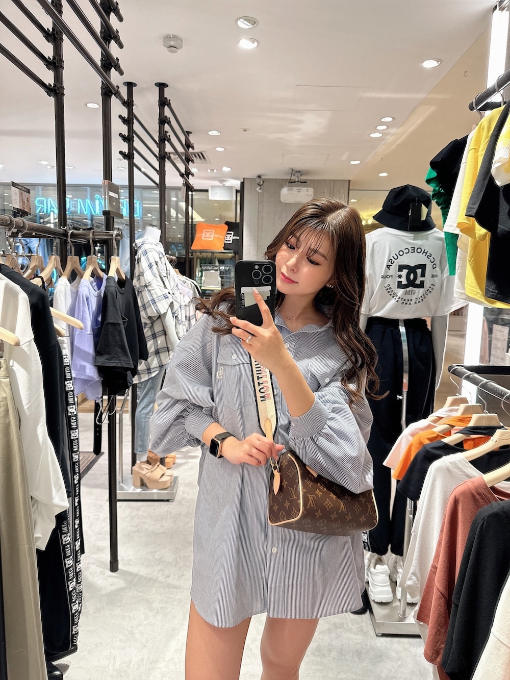 ブルー系のシャツ/ブラウス、ブラック系のスニーカーを着用したレディースの春コーディネートの8枚目の写真