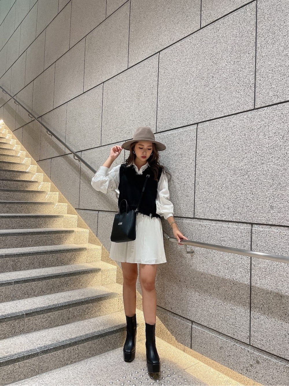 「GYDA、gydastaff、code、apparelstaff、fashion、デニム、ジェイダ、knit、ワンピース、ハット、シャツ、#gyda、158cmコーデ、選抜１」｜「GYDAのバックオープンシャツワンピース（ワンピース、ホワイト系）」を使った、aikaさん（レディース・158cm）の夏コーディネートの3枚目の写真