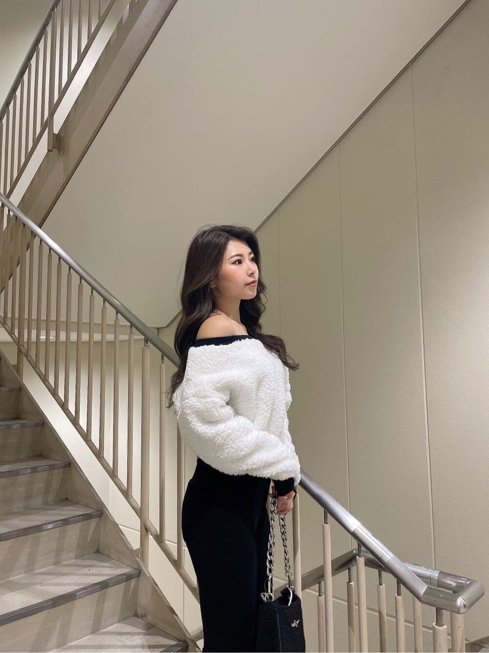 ブラック系のブーツ、ホワイト系のTシャツ/カットソー、ブラック系のスウェットパンツを着用したレディースの秋コーディネートの7枚目の写真