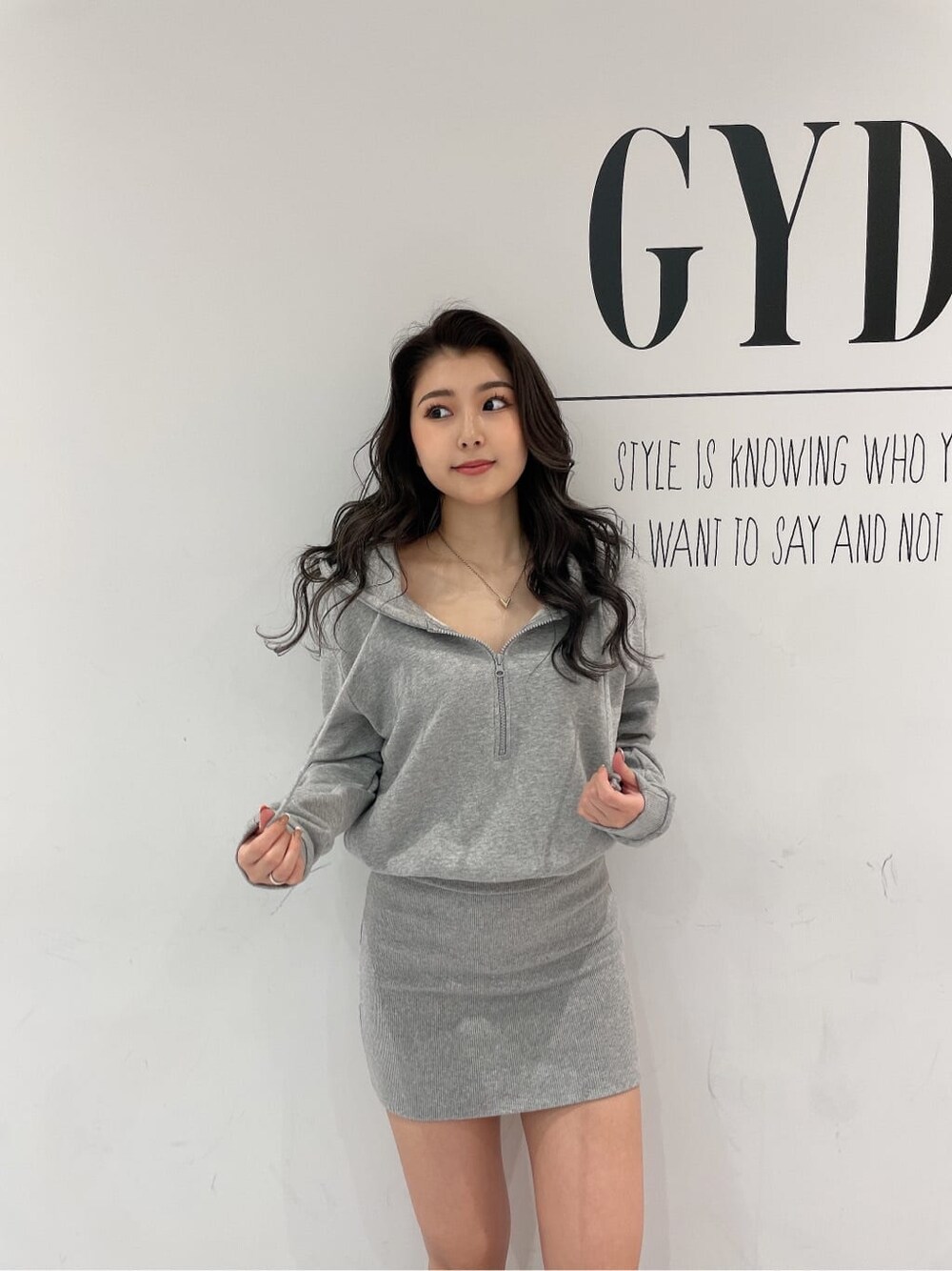 ブラック系のブーツ、グレー系のワンピース、ブラック系のブルゾンを着用したレディースの冬コーディネートの8枚目の写真