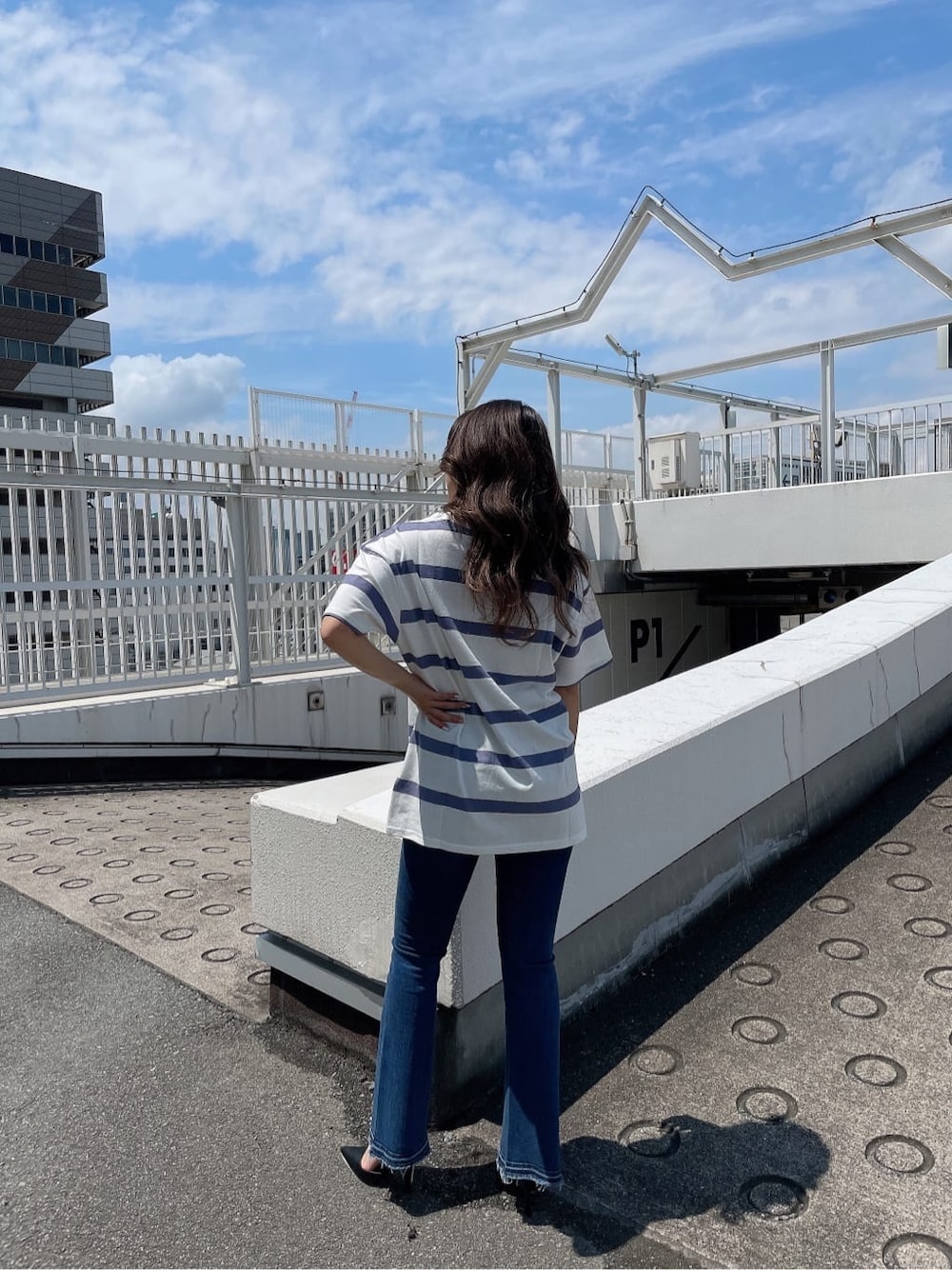 ブラック系のパンプス、ブルー系のデニムパンツ、その他のTシャツ/カットソーを着用したレディースの夏コーディネートの5枚目の写真