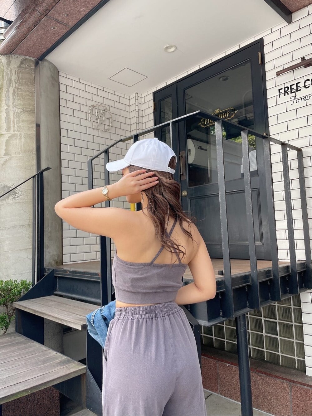 ブルー系のデニムジャケット、グレー系のその他パンツ、ホワイト系のサンダルを着用したレディースの春コーディネートの8枚目の写真