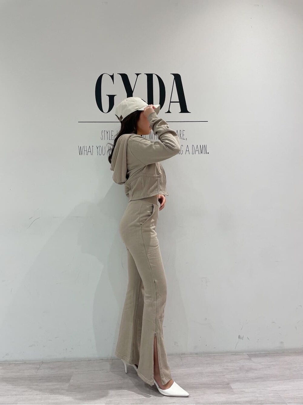 ホワイト系のパンプス、ベージュ系のその他パンツ、ベージュ系のパーカーを着用したレディースの冬コーディネートの4枚目の写真