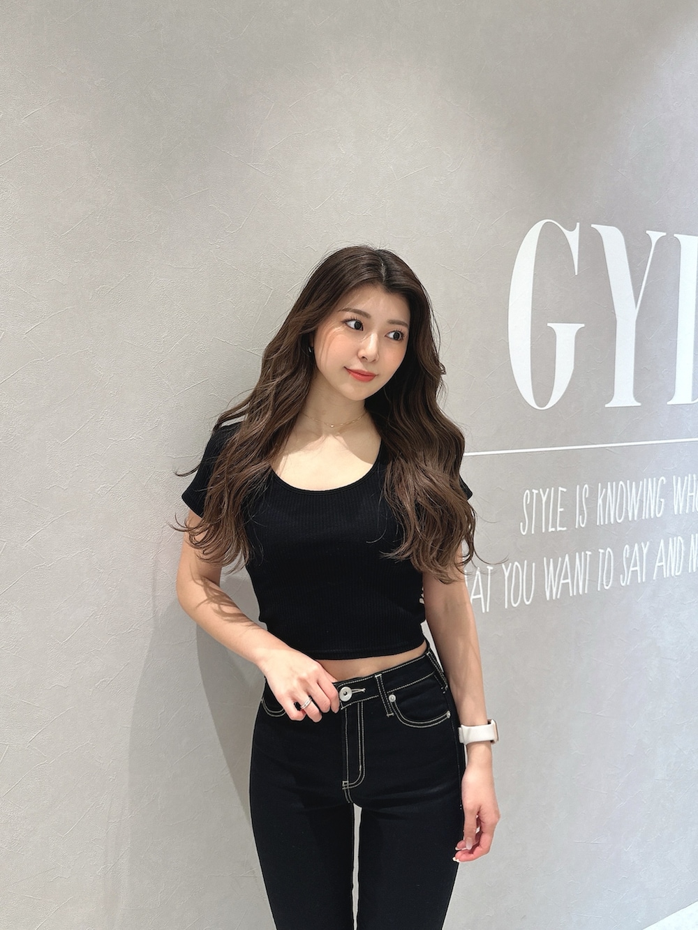 ブラック系のTシャツ/カットソー、ブラック系のデニムパンツ、ブラック系のパンプスを着用したレディースの春コーディネートの3枚目の写真