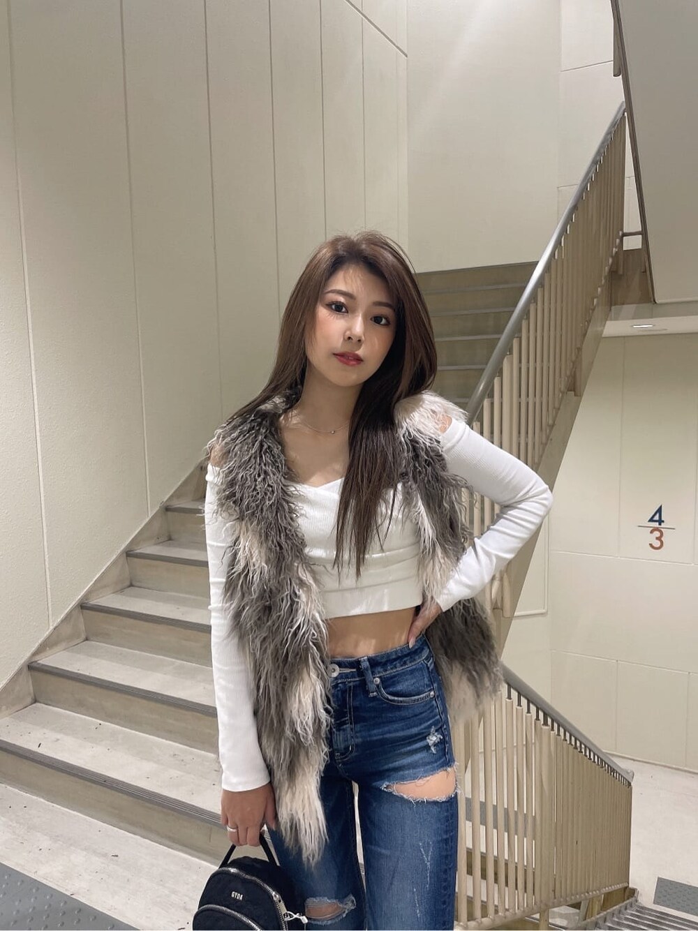 ブラック系のブーツ、ブルー系のデニムパンツ、ブラック系のバックパック/リュックを着用したレディースの秋コーディネートの7枚目の写真