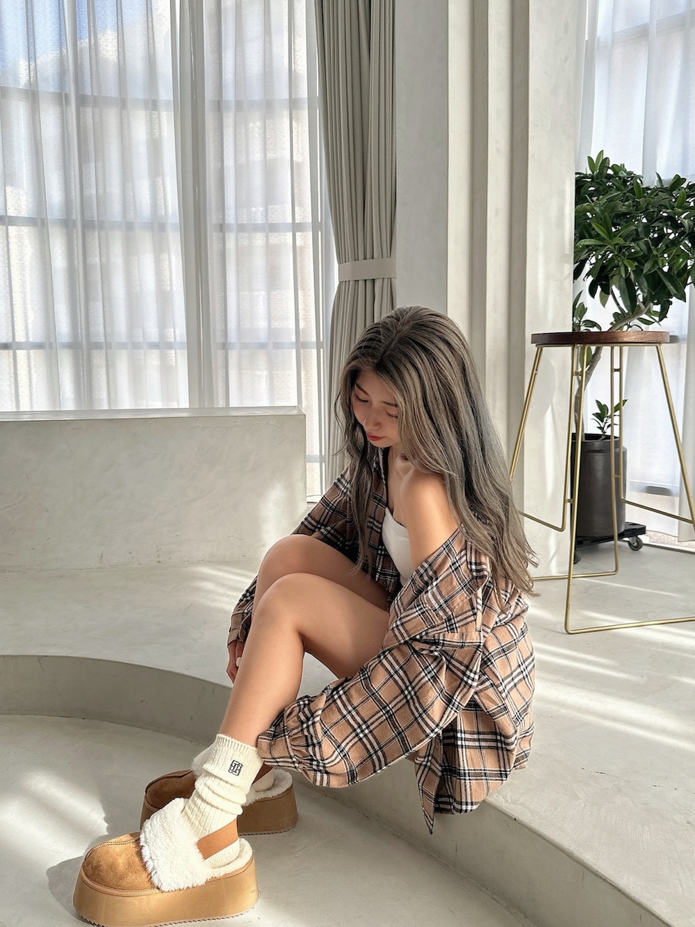 ベージュ系のシャツ/ブラウス、ベージュ系のその他パンツ、ベージュ系のスリッポンを着用したレディースの夏コーディネートの2枚目の写真