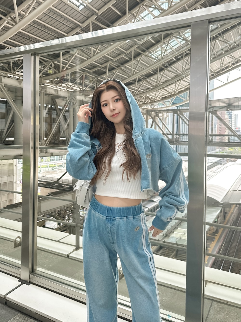 ブルー系のその他パンツ、ホワイト系のTシャツ/カットソー、ブルー系のブルゾンを着用したレディースの春コーディネートの4枚目の写真