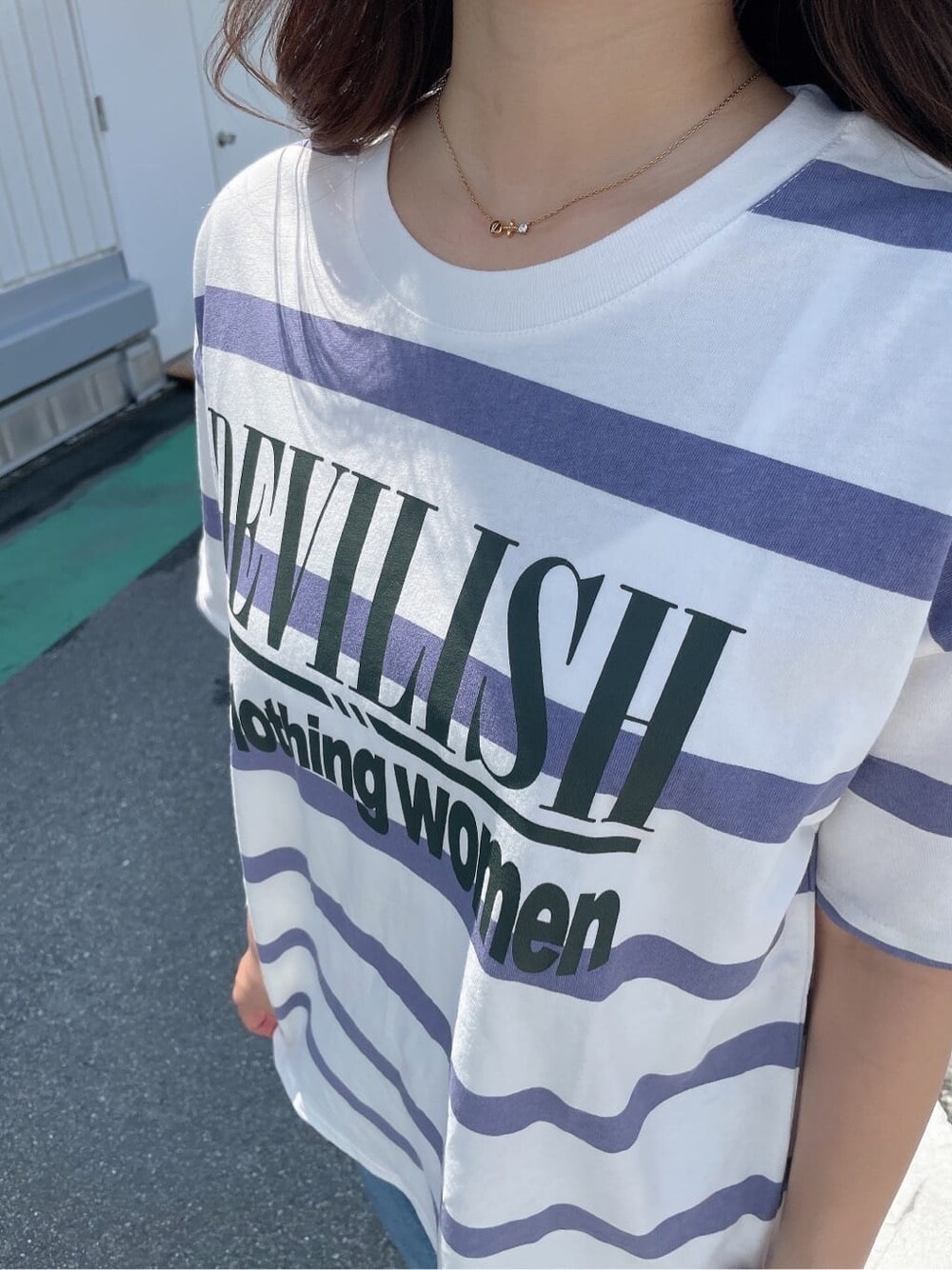 ブラック系のパンプス、ブルー系のデニムパンツ、その他のTシャツ/カットソーを着用したレディースの夏コーディネートの8枚目の写真