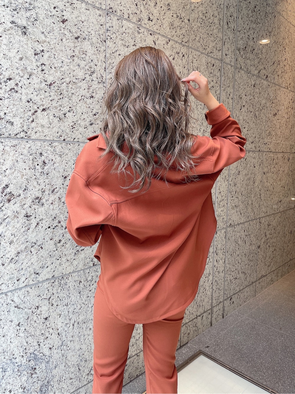 オレンジ系のテーラードジャケット、ホワイト系のサンダル、ホワイト系のTシャツ/カットソーを着用したレディースの春コーディネートの4枚目の写真