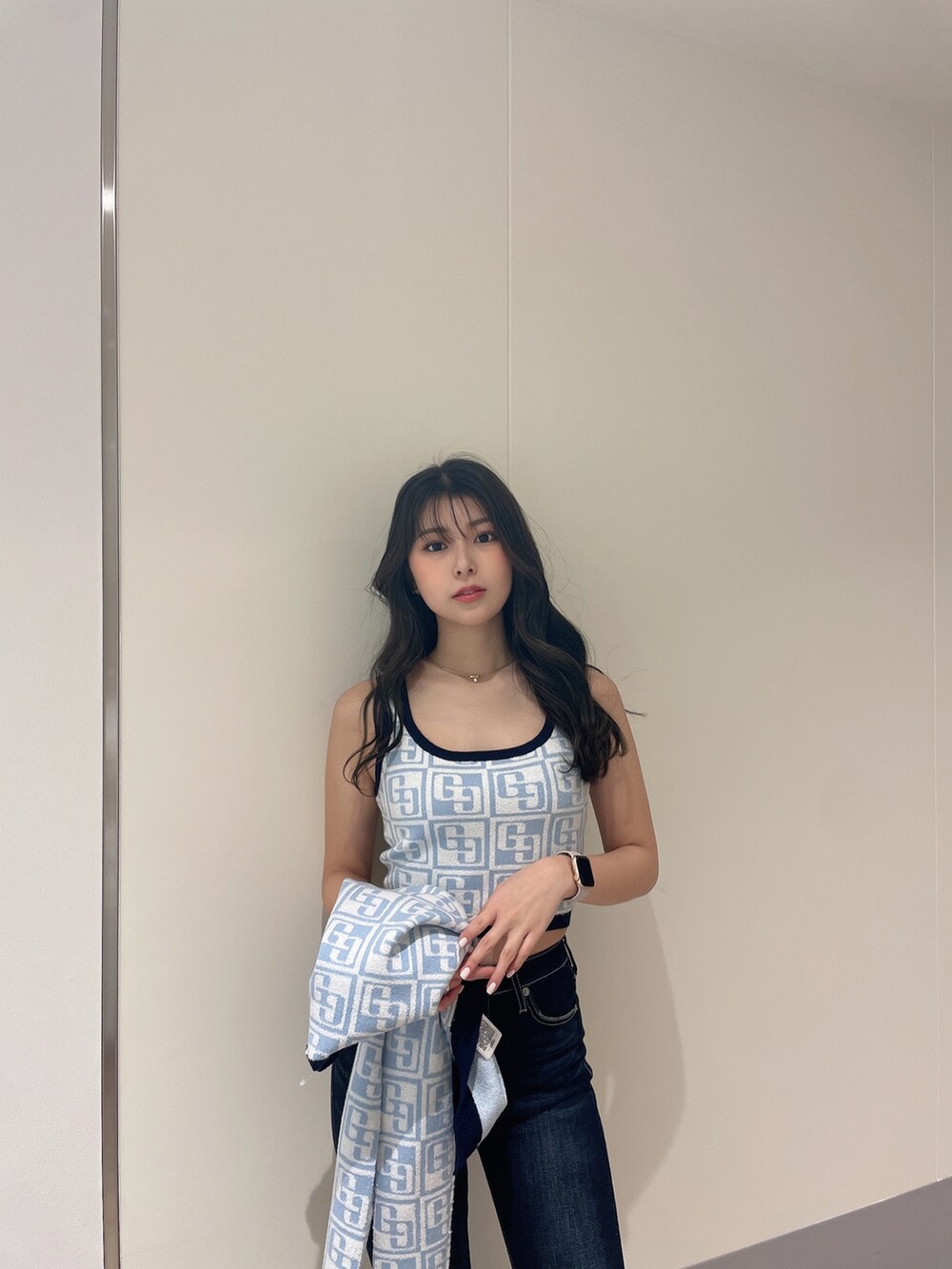 ブルー系のニット/セーター、ブルー系のカーディガン/ボレロ、ブルー系のデニムパンツを着用したレディースの春コーディネートの9枚目の写真