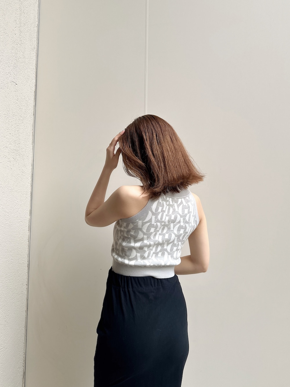 ホワイト系のニット/セーターを着用したレディースの夏コーディネートの3枚目の写真