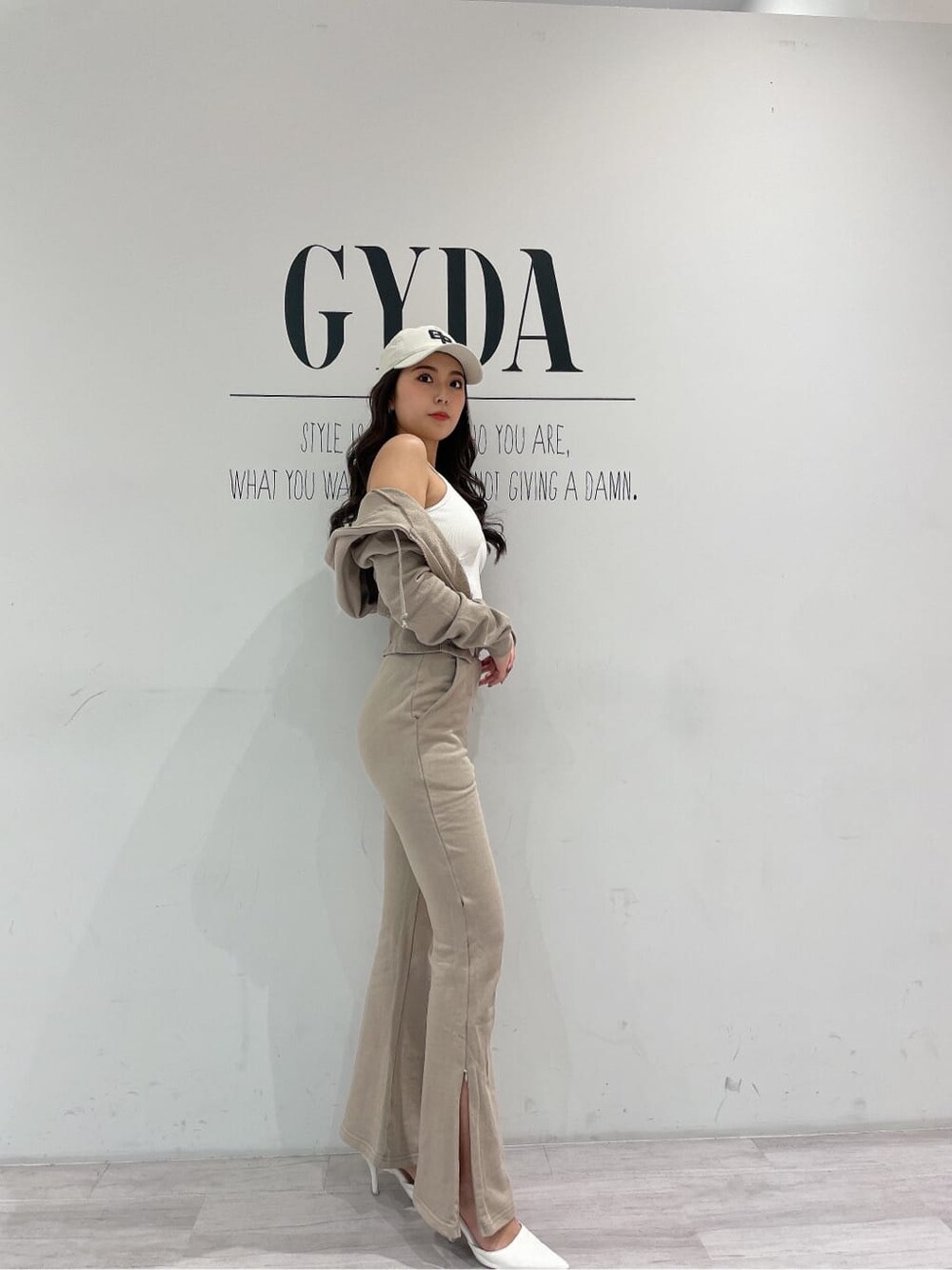 ホワイト系のパンプス、ベージュ系のその他パンツ、ベージュ系のパーカーを着用したレディースの冬コーディネートの2枚目の写真