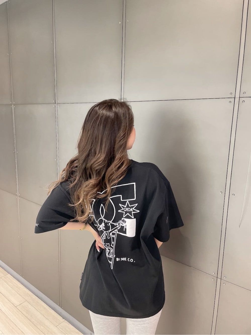 ブラック系のパンプス、グレー系のその他パンツ、ブラック系のTシャツ/カットソーを着用したレディースの春コーディネートの7枚目の写真
