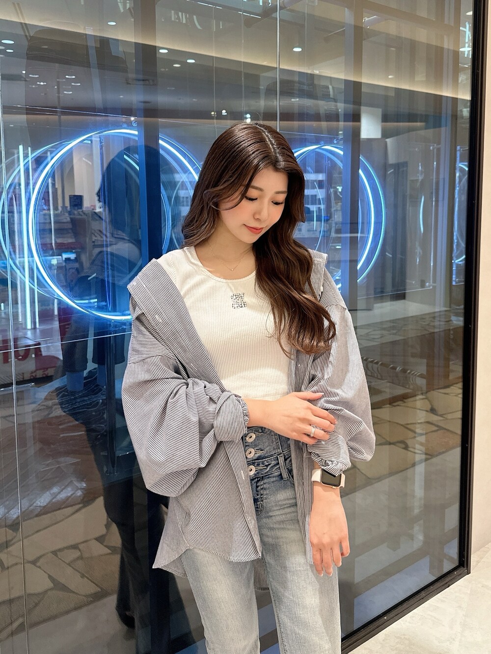 ブルー系のシャツ/ブラウス、ホワイト系のTシャツ/カットソー、ブルー系のデニムパンツを着用したレディースの春コーディネートの4枚目の写真