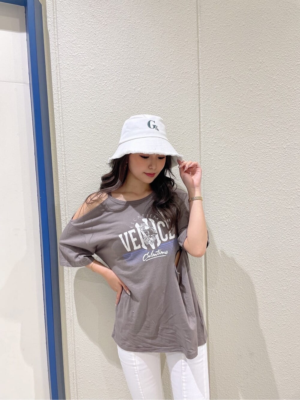 ホワイト系のサンダル、ベージュ系のTシャツ/カットソー、ホワイト系のデニムパンツを着用したレディースの夏コーディネートの4枚目の写真