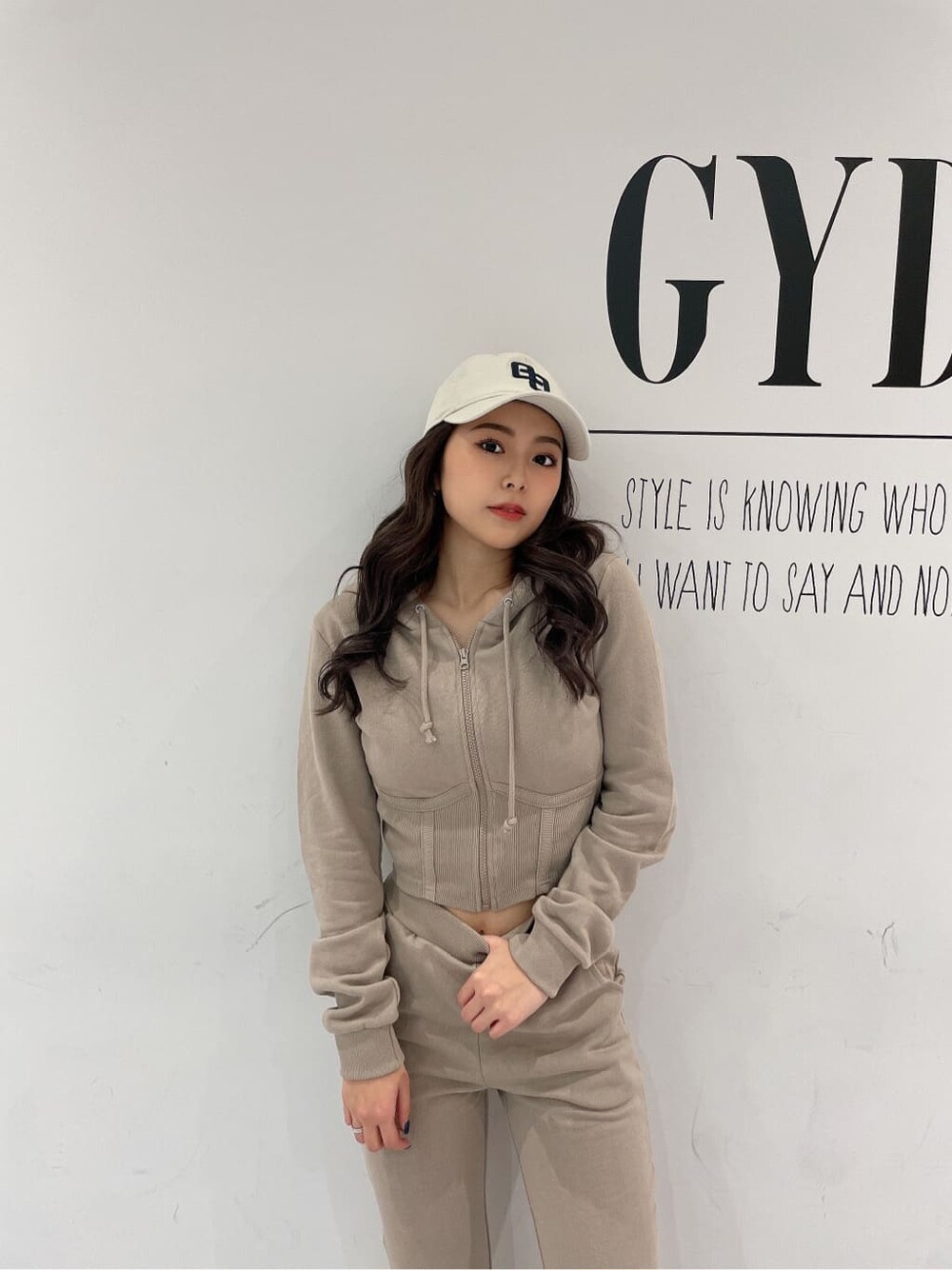 ホワイト系のパンプス、ベージュ系のその他パンツ、ベージュ系のパーカーを着用したレディースの冬コーディネートの9枚目の写真