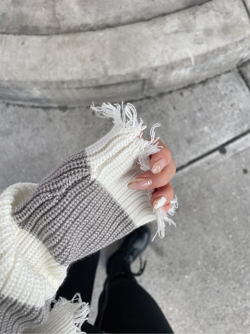 ブラック系のショルダーバッグ、ブラック系のデニムパンツ、グレー系のニット/セーターを着用したレディースの秋コーディネートの8枚目の写真