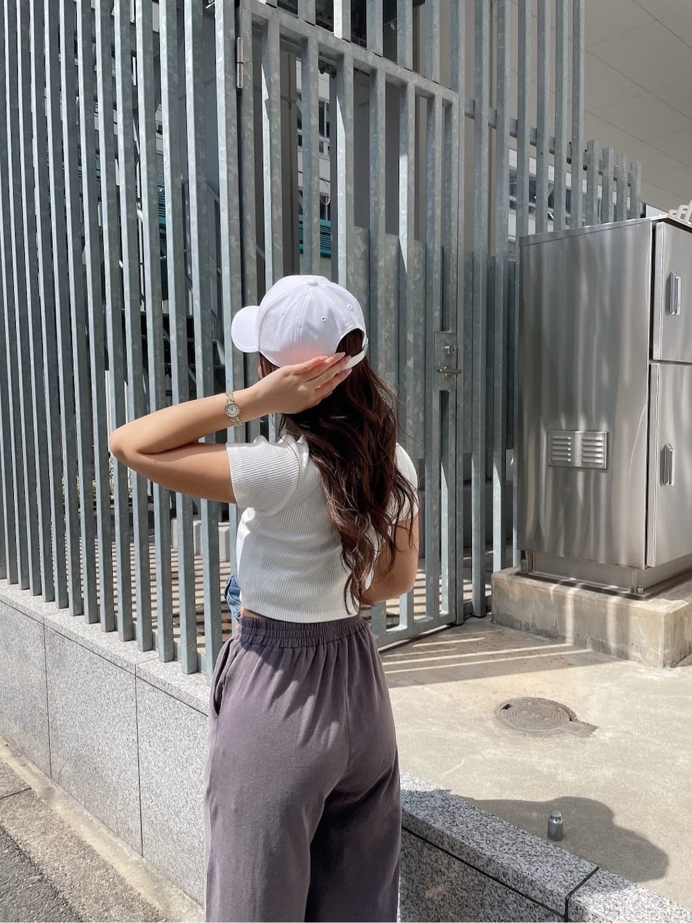 ブルー系のデニムジャケット、グレー系のその他パンツ、ホワイト系のTシャツ/カットソーを着用したレディースの春コーディネートの8枚目の写真