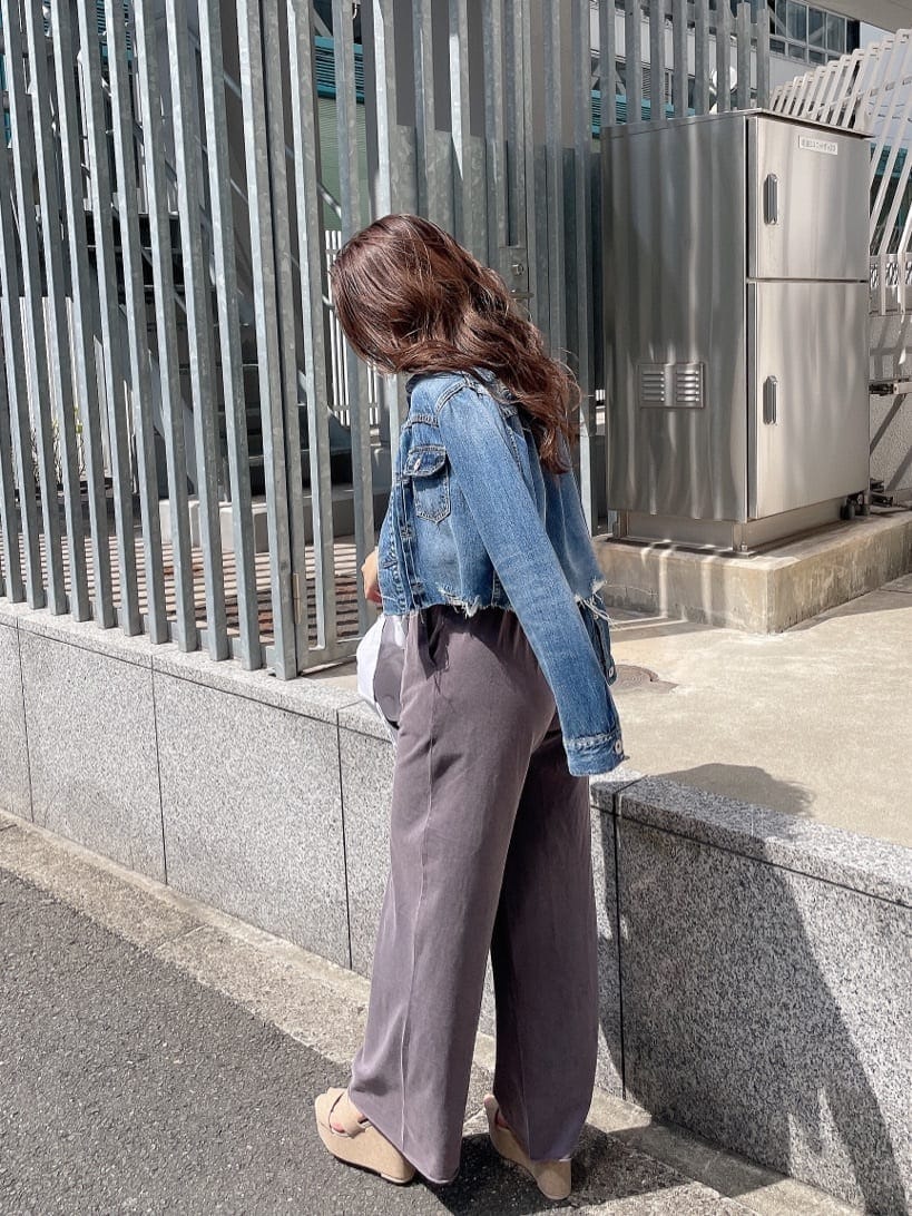 ブルー系のデニムジャケット、グレー系のその他パンツ、ホワイト系のTシャツ/カットソーを着用したレディースの春コーディネートの2枚目の写真