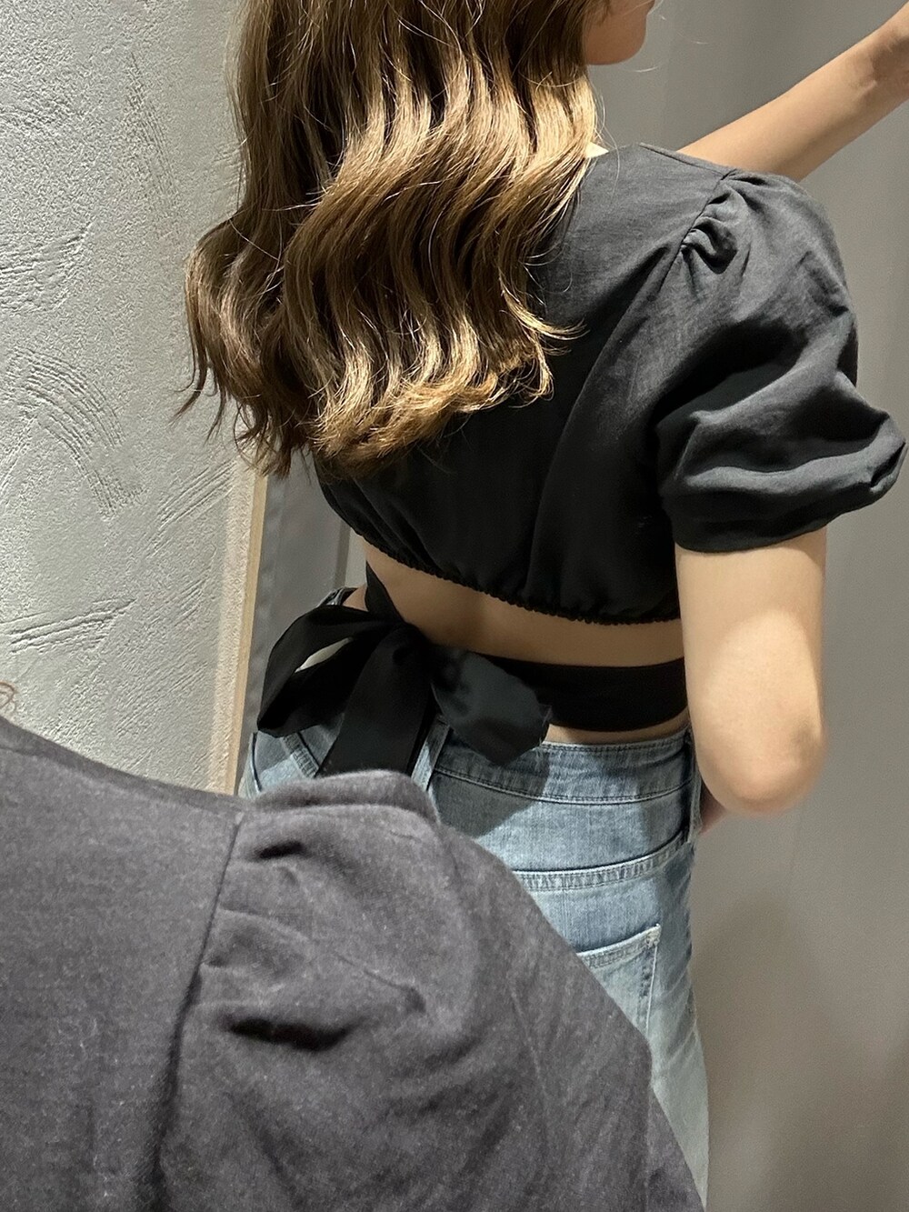 ブラック系のシャツ/ブラウス、ブルー系のデニムパンツ、ホワイト系のサンダルを着用したレディースの夏コーディネートの3枚目の写真