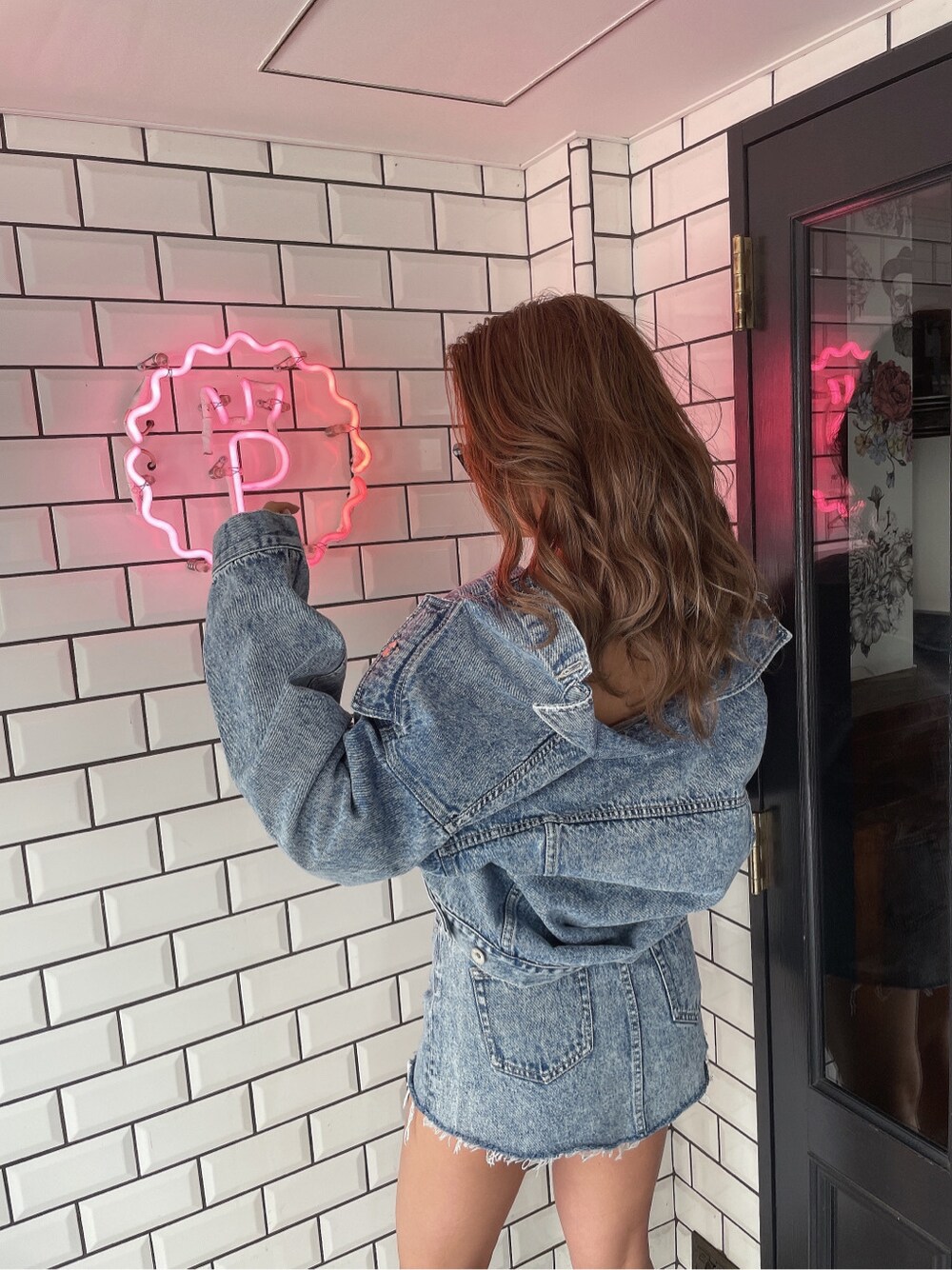 ベージュ系のキャミソールを着用したレディースの春コーディネートの2枚目の写真