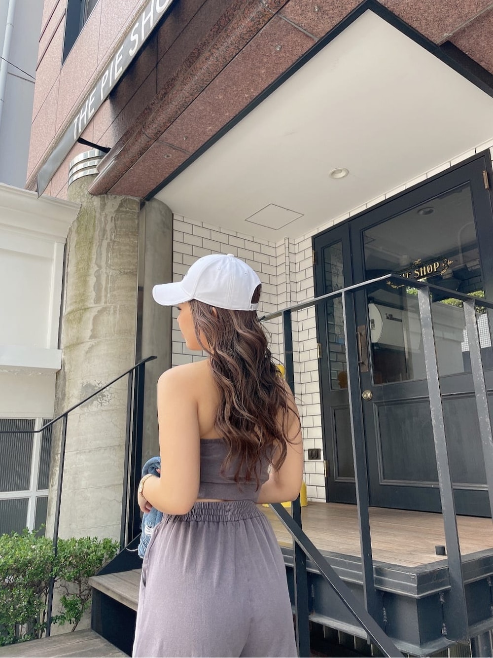ブルー系のデニムジャケット、グレー系のその他パンツ、ホワイト系のサンダルを着用したレディースの春コーディネートの9枚目の写真