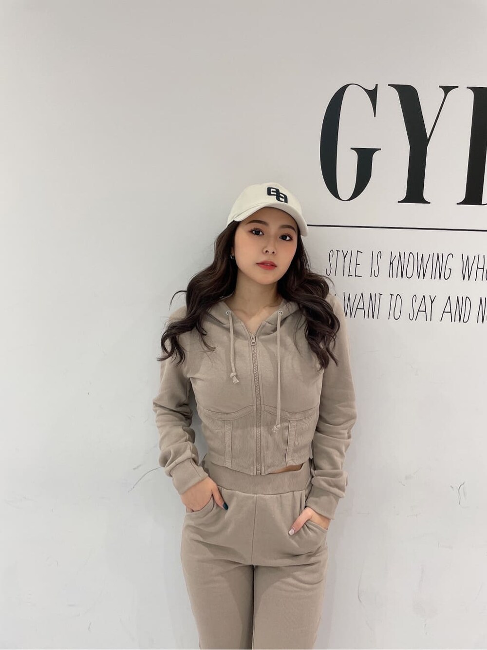 ホワイト系のパンプス、ベージュ系のその他パンツ、ベージュ系のパーカーを着用したレディースの冬コーディネートの8枚目の写真