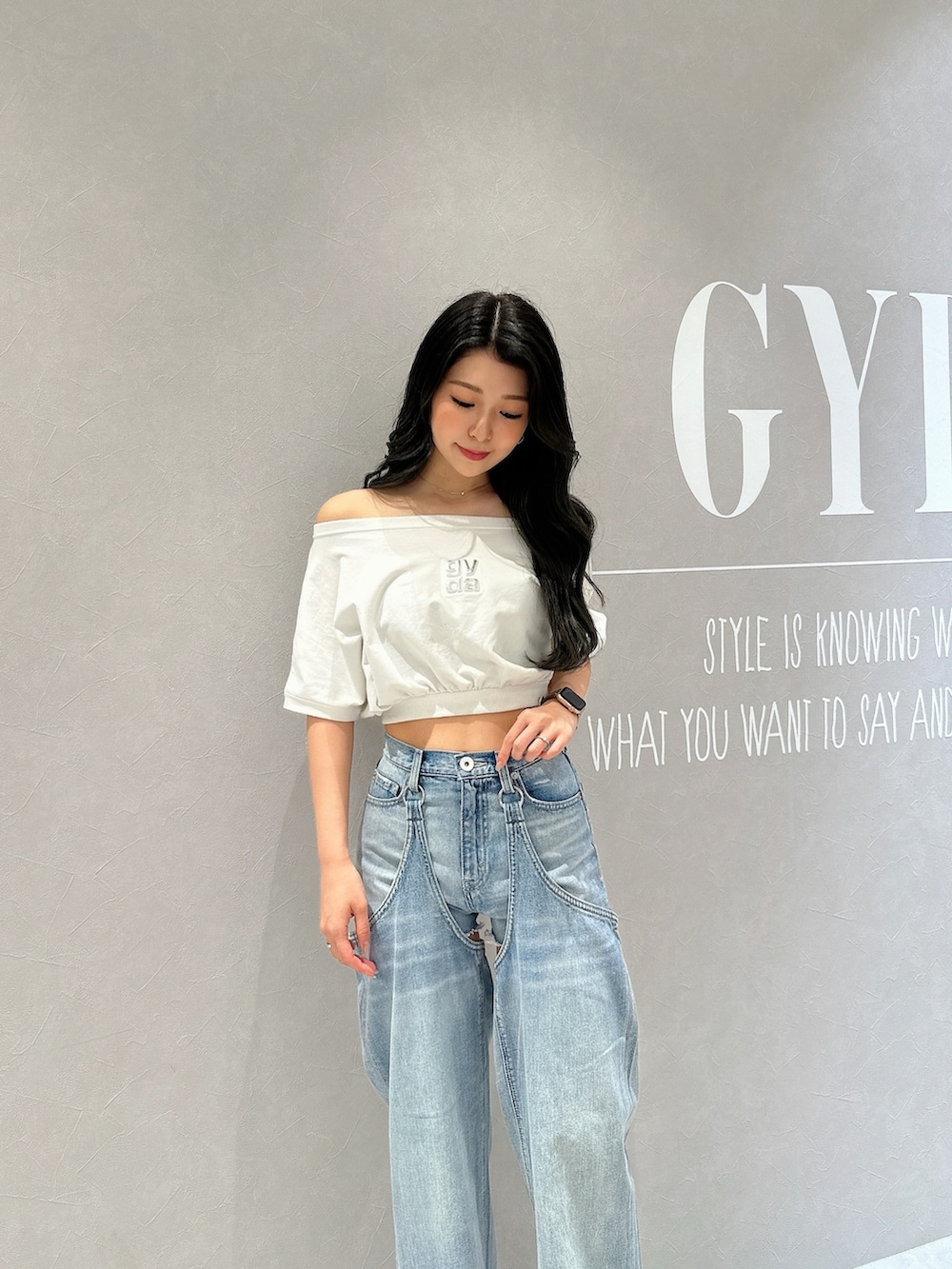 ホワイト系のサンダル、ホワイト系のTシャツ/カットソー、ブルー系のデニムパンツを着用したレディースの夏コーディネートの5枚目の写真