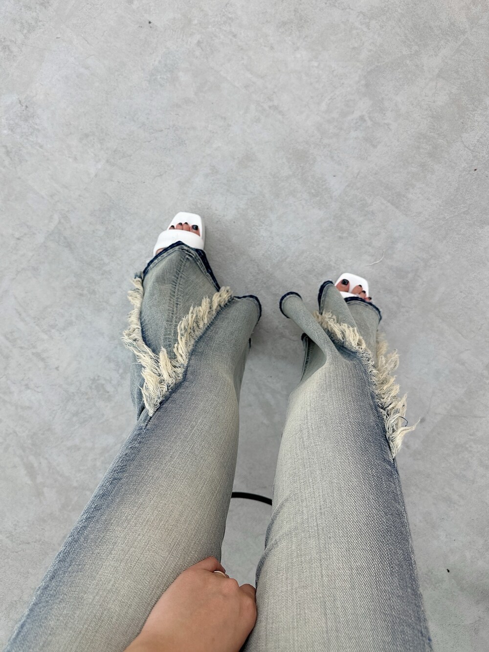 イエロー系のキャミソール、ホワイト系のシャツ/ブラウス、ブルー系のデニムパンツを着用したレディースの春コーディネートの7枚目の写真