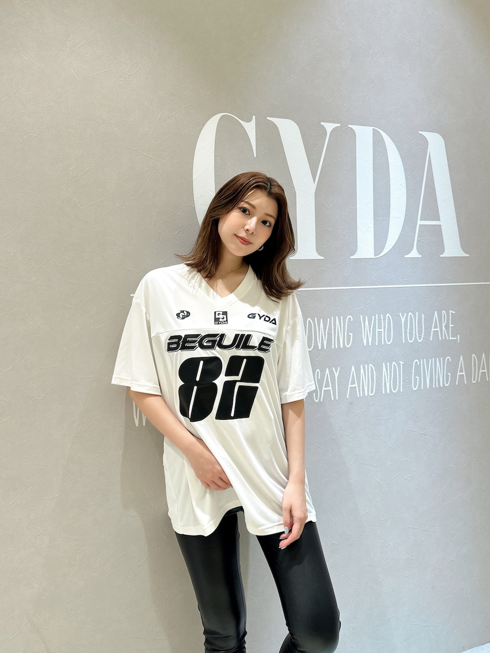 ブラック系のその他パンツ、ホワイト系のTシャツ/カットソー、ホワイト系のスニーカーを着用したレディースの夏コーディネートの3枚目の写真