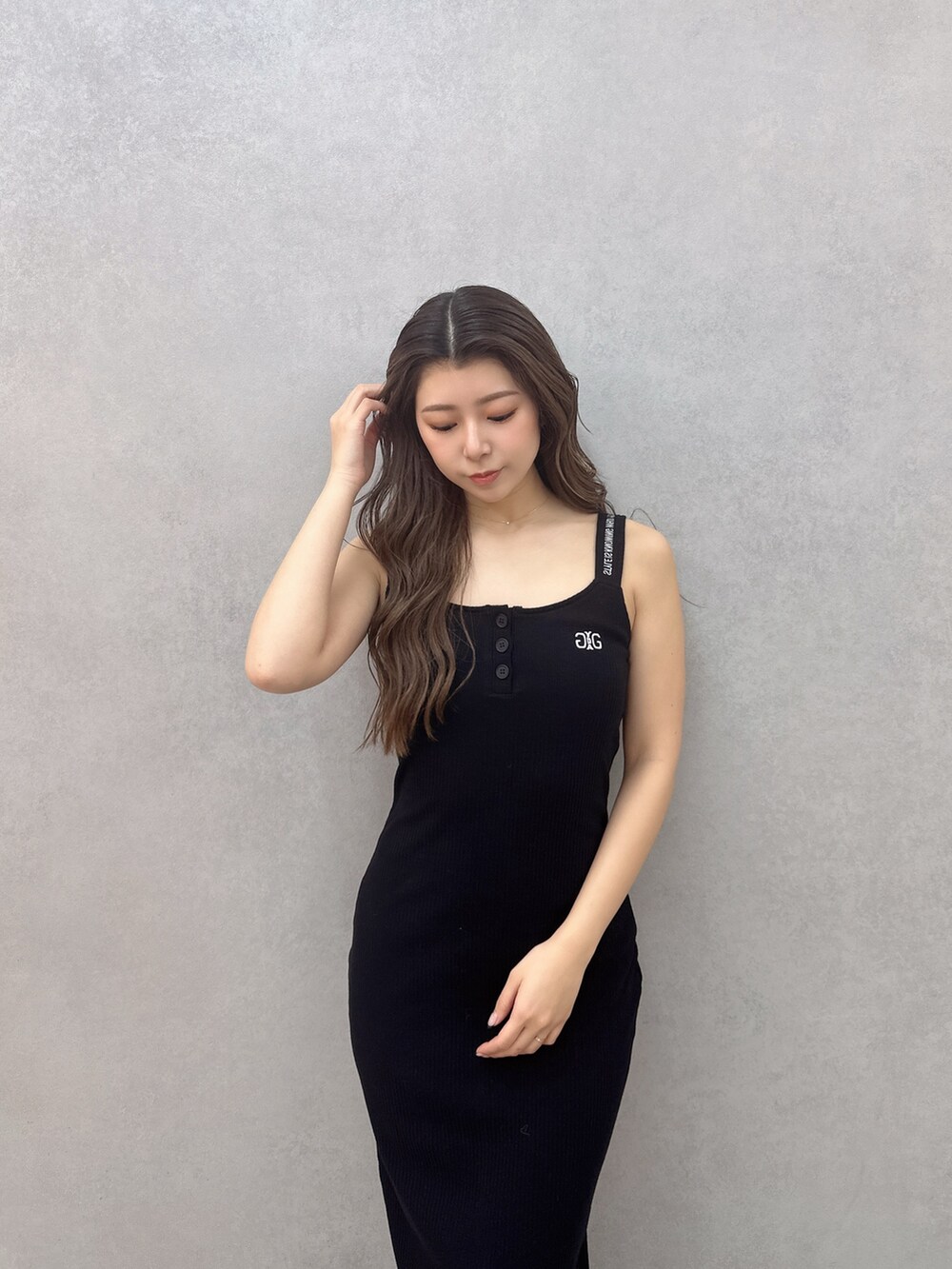 ブラック系のワンピース、ブラック系のサンダルを着用したレディースの夏コーディネートの4枚目の写真