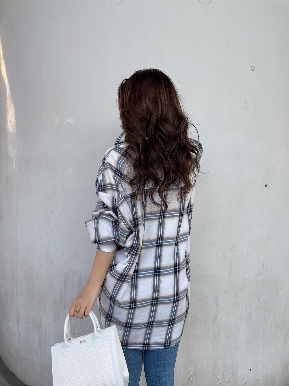 ホワイト系のパンプス、ホワイト系のハンドバッグ、ホワイト系のシャツ/ブラウスを着用したレディースの春コーディネートの7枚目の写真