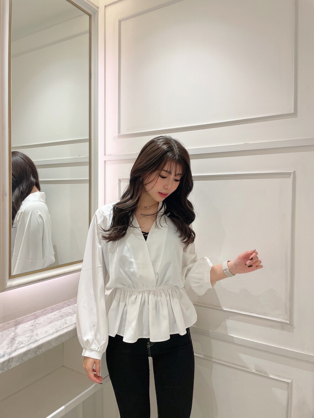 ホワイト系のシャツ/ブラウス、ブラック系のデニムパンツ、ホワイト系のハンドバッグを着用したレディースの冬コーディネートの7枚目の写真