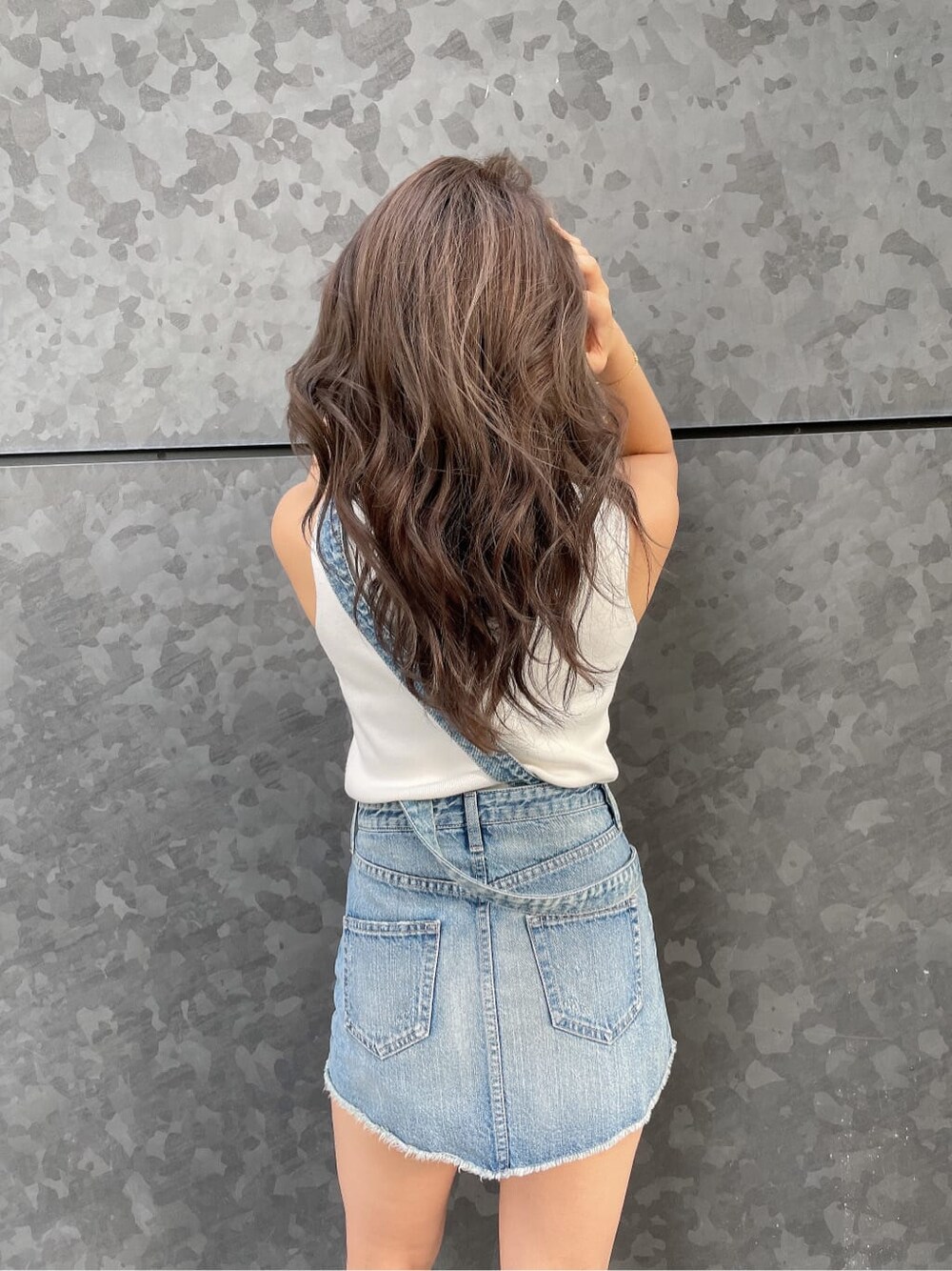 ブルー系のサロペット/オーバーオール、ホワイト系のニット/セーター、ベージュ系のカーディガン/ボレロを着用したレディースの夏コーディネートの6枚目の写真