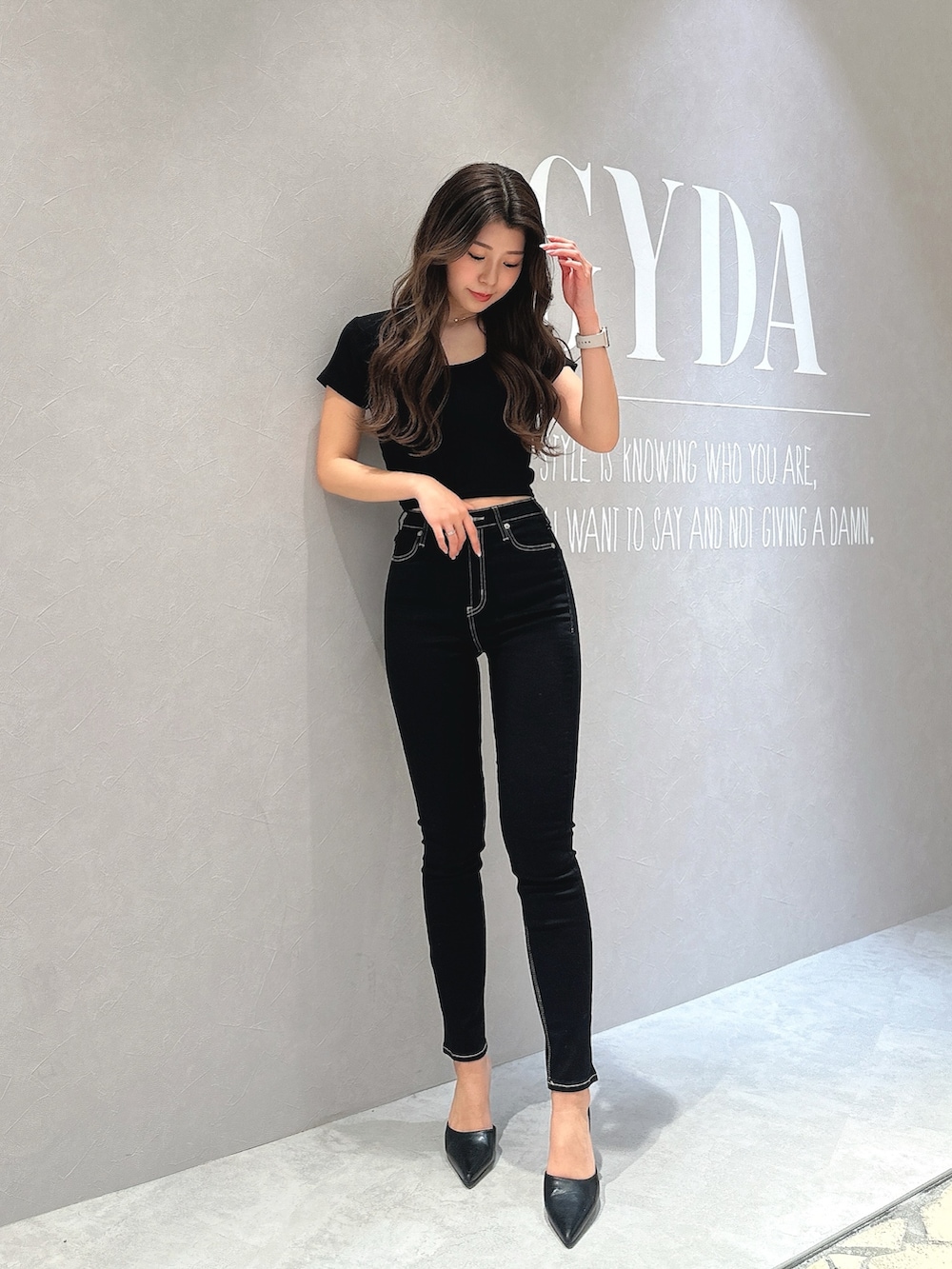 ブラック系のTシャツ/カットソー、ブラック系のデニムパンツ、ブラック系のパンプスを着用したレディースの春コーディネートの2枚目の写真