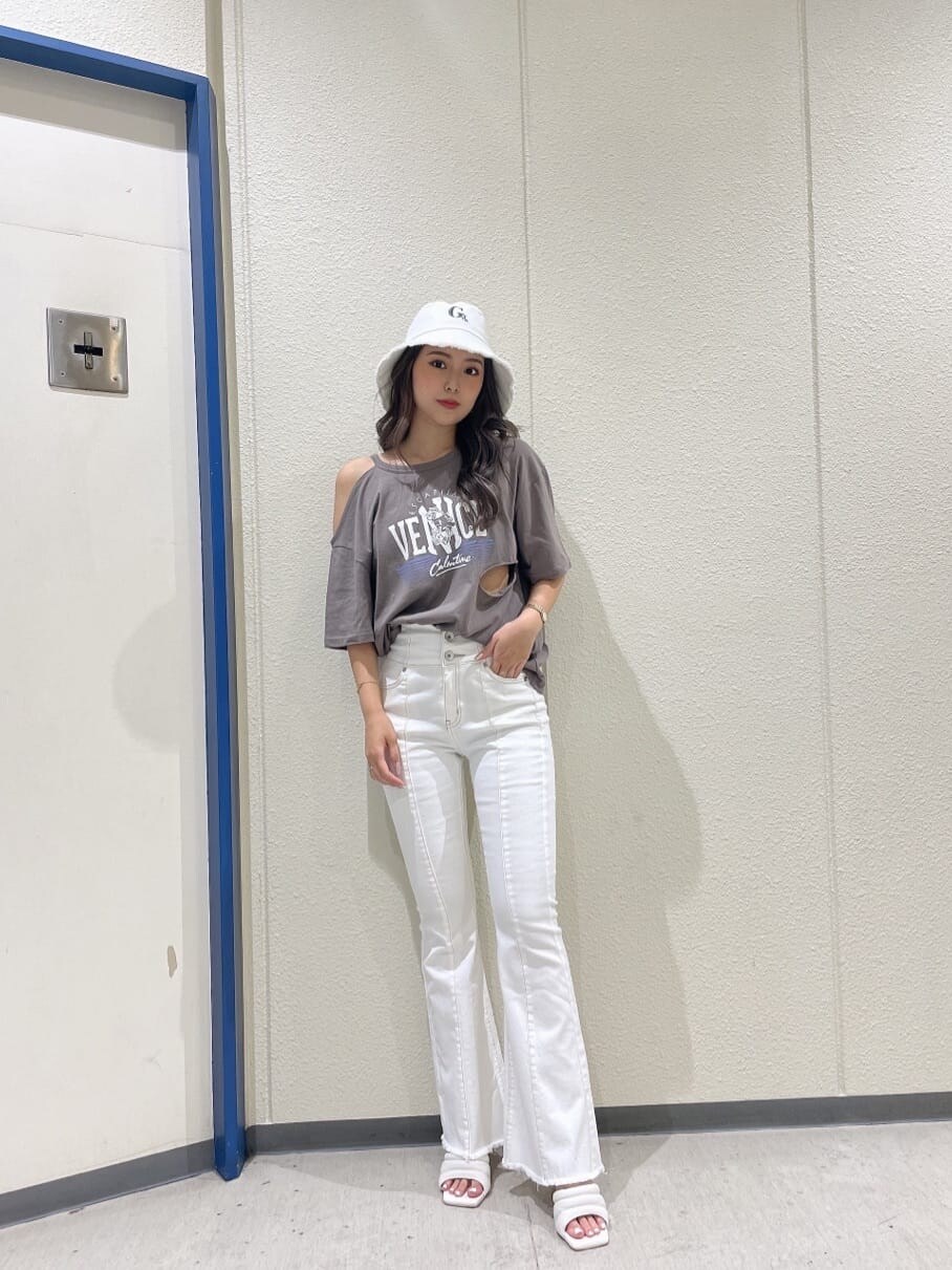 ホワイト系のサンダル、ベージュ系のTシャツ/カットソー、ホワイト系のデニムパンツを着用したレディースの夏コーディネートの2枚目の写真