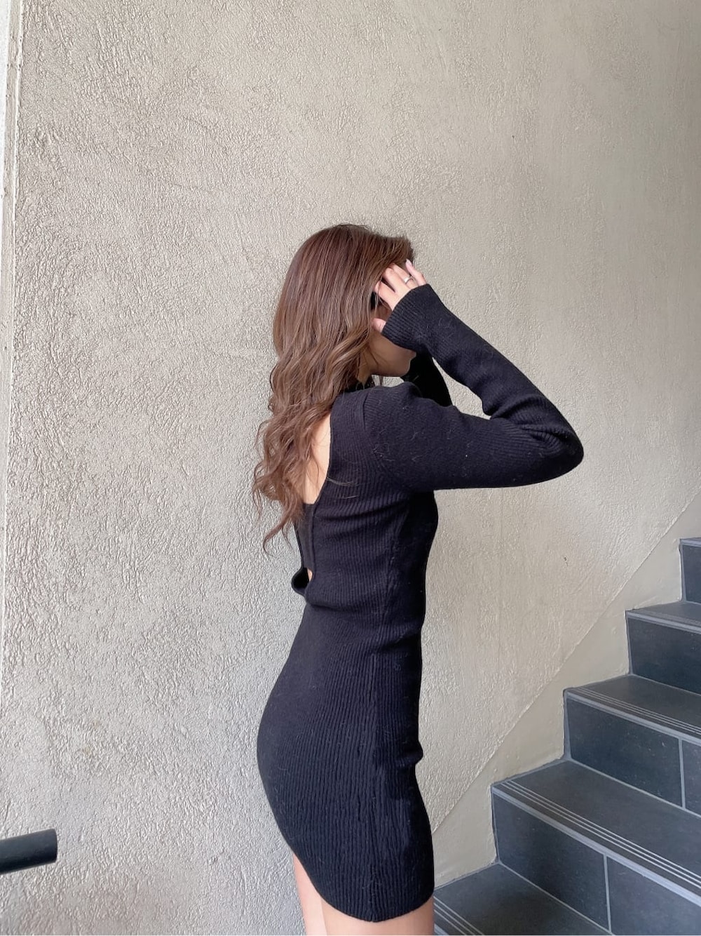 ブラック系のブーツ、ブラック系のワンピースを着用したレディースの冬コーディネートの5枚目の写真