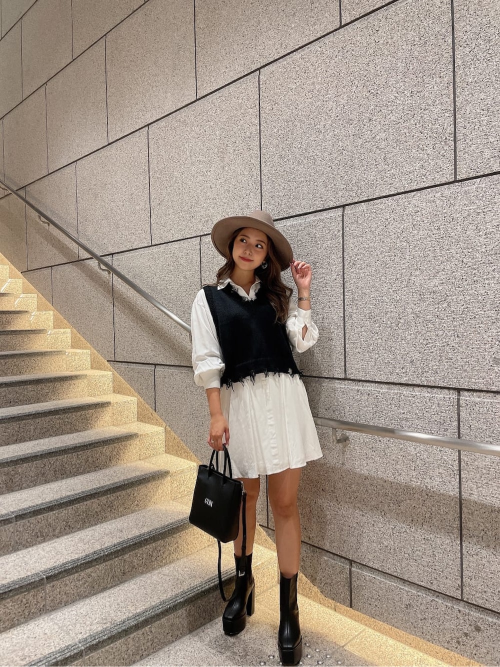 「GYDA、gydastaff、code、apparelstaff、fashion、デニム、ジェイダ、knit、ワンピース、ハット、シャツ、#gyda、158cmコーデ、選抜１」｜「GYDAのバックオープンシャツワンピース（ワンピース、ホワイト系）」を使った、aikaさん（レディース・158cm）の夏コーディネートの2枚目の写真
