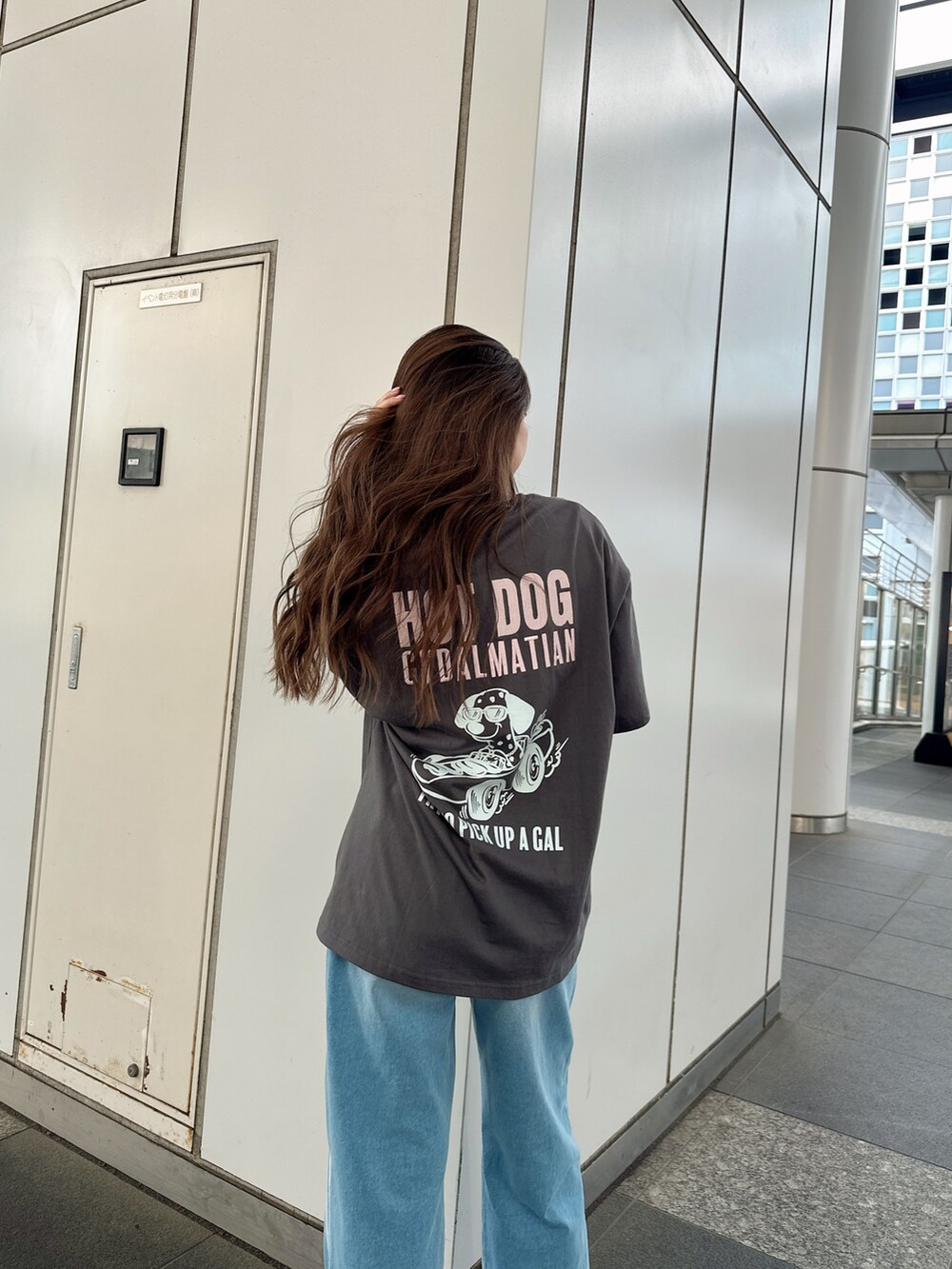 ブラック系のTシャツ/カットソー、ブルー系のその他パンツを着用したレディースの春コーディネートの2枚目の写真