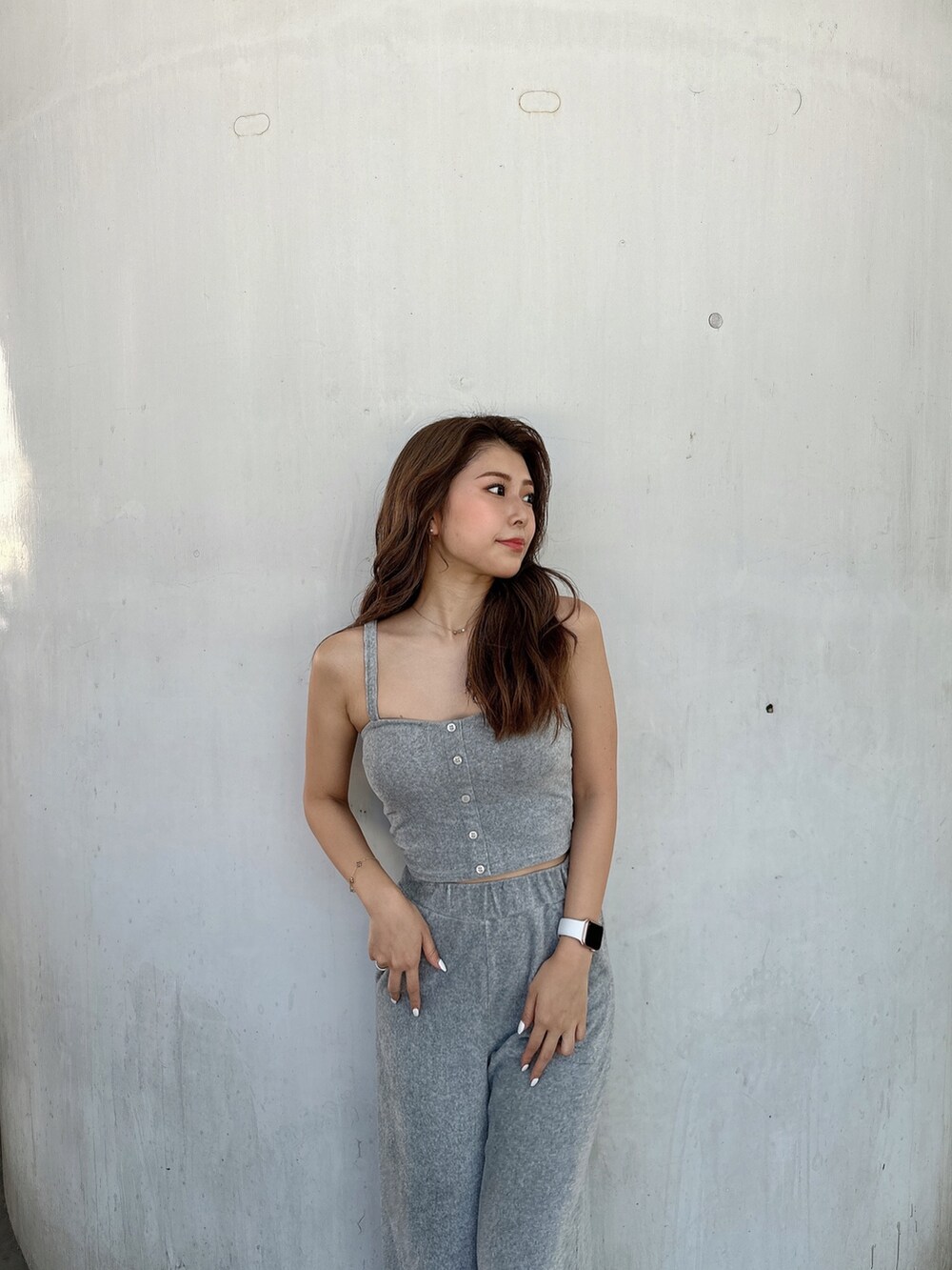 グレー系のキャミソール、ブラック系のスウェットパンツ、ブラック系のパンプスを着用したレディースの夏コーディネートの5枚目の写真