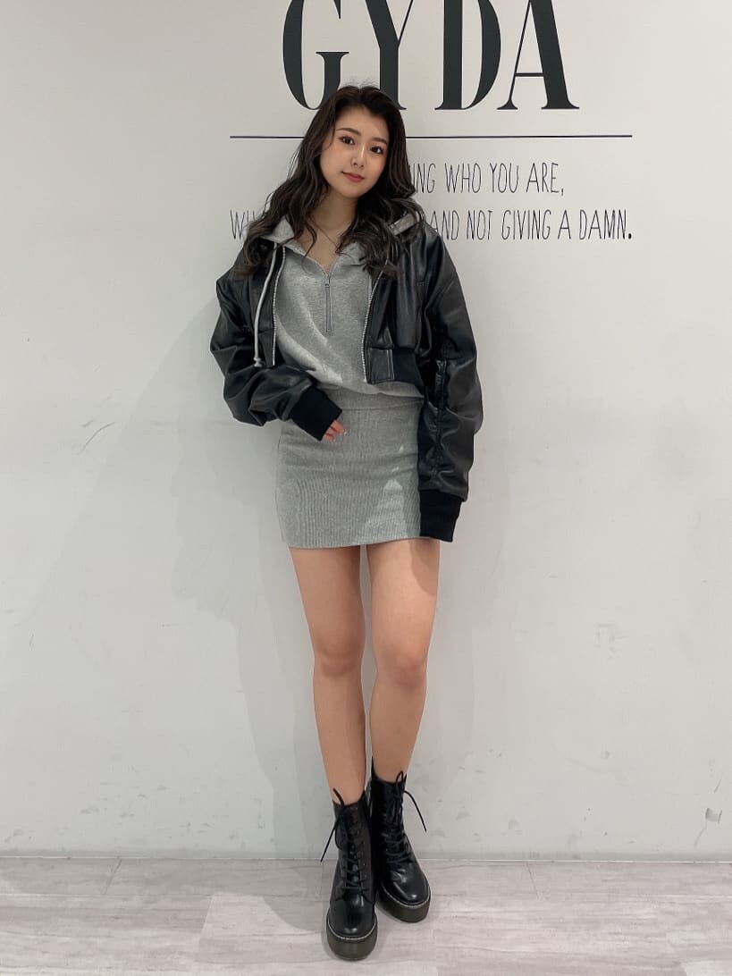 ブラック系のブーツ、グレー系のワンピース、ブラック系のブルゾンを着用したレディースの冬コーディネートの2枚目の写真