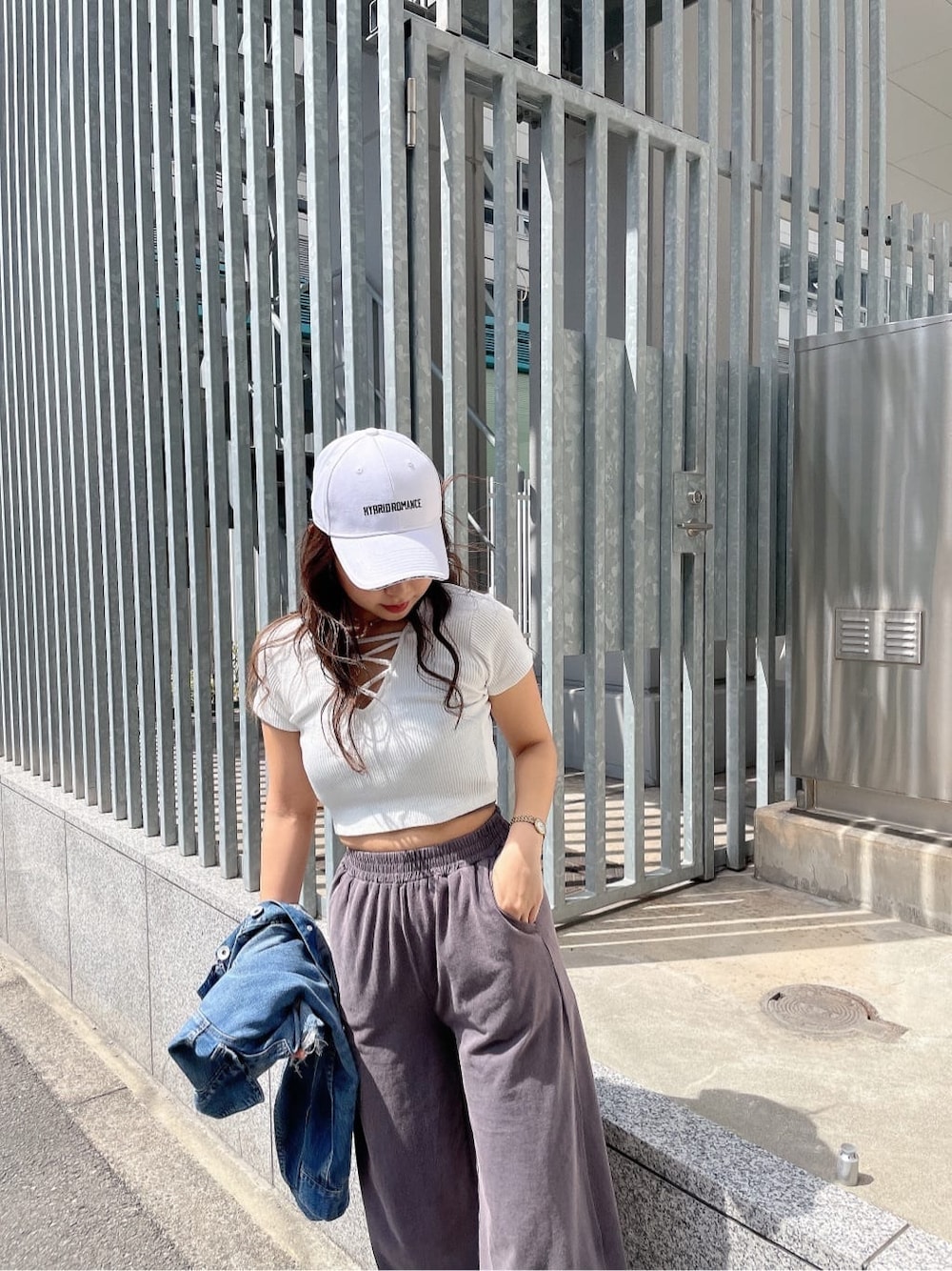 ブルー系のデニムジャケット、グレー系のその他パンツ、ホワイト系のTシャツ/カットソーを着用したレディースの春コーディネートの6枚目の写真