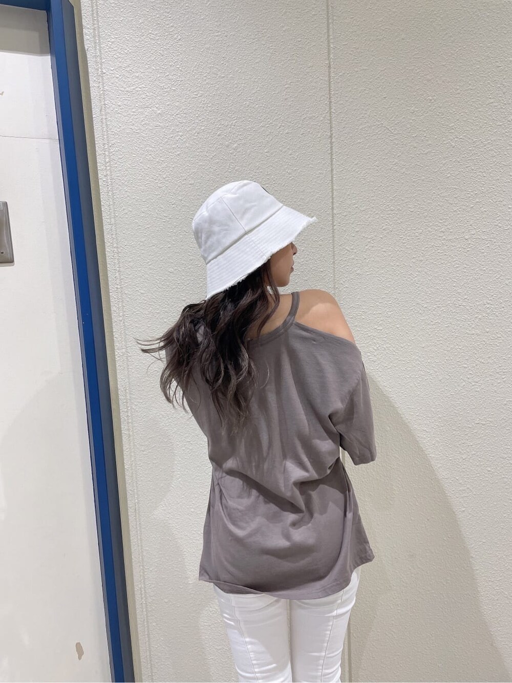 ホワイト系のサンダル、ベージュ系のTシャツ/カットソー、ホワイト系のデニムパンツを着用したレディースの夏コーディネートの6枚目の写真