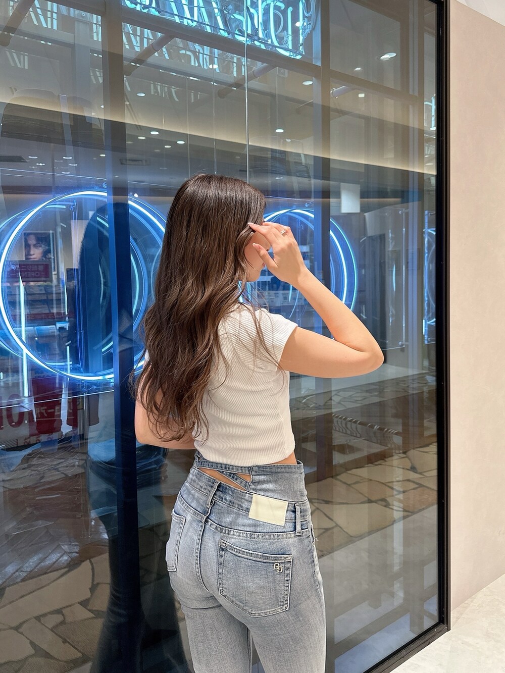 ブルー系のシャツ/ブラウス、ホワイト系のTシャツ/カットソー、ブルー系のデニムパンツを着用したレディースの春コーディネートの7枚目の写真